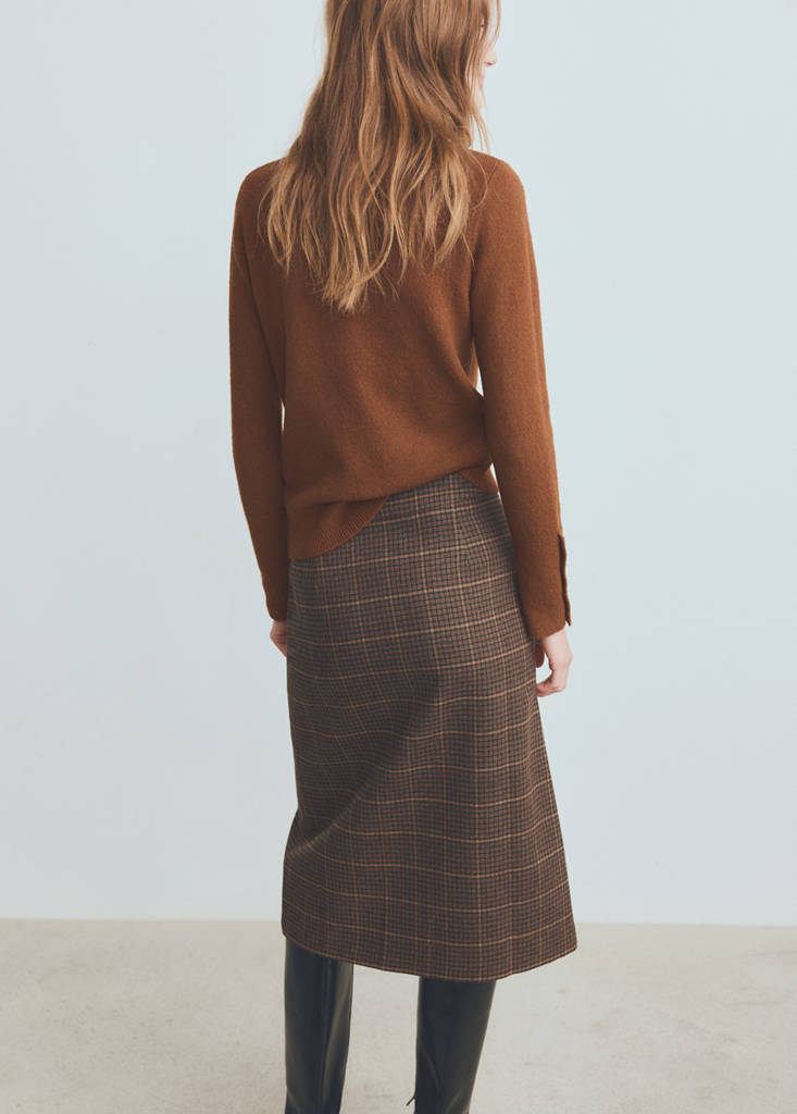 Sweater with buttoned cuffs and perkins collar — Caramel