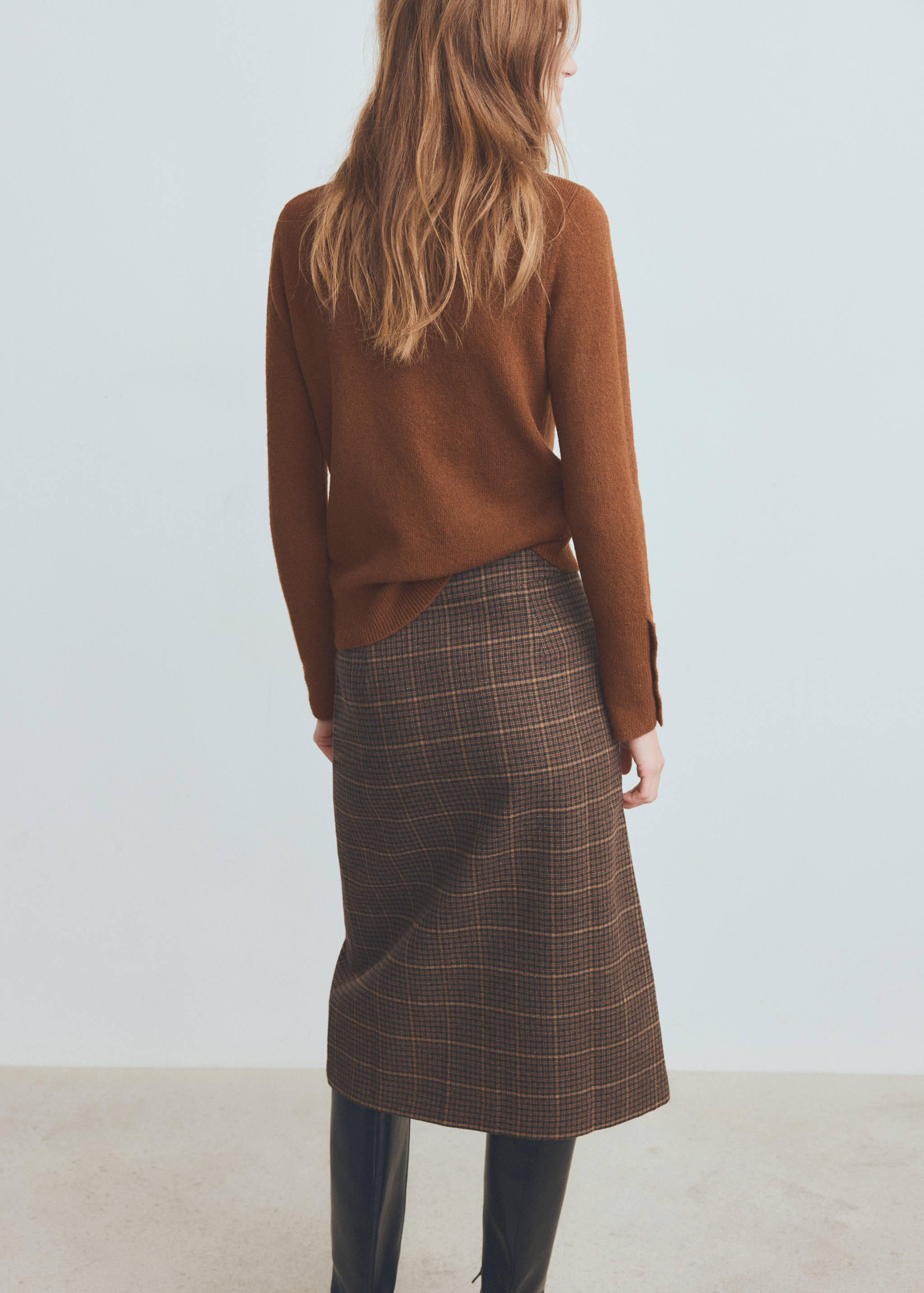 Sweater with buttoned cuffs and perkins collar - Reverse of the article