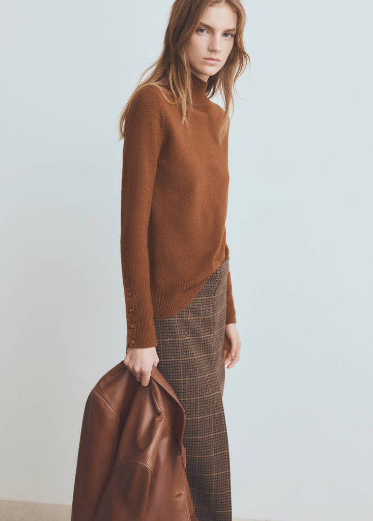 Sweater with buttoned cuffs and perkins collar — Caramel