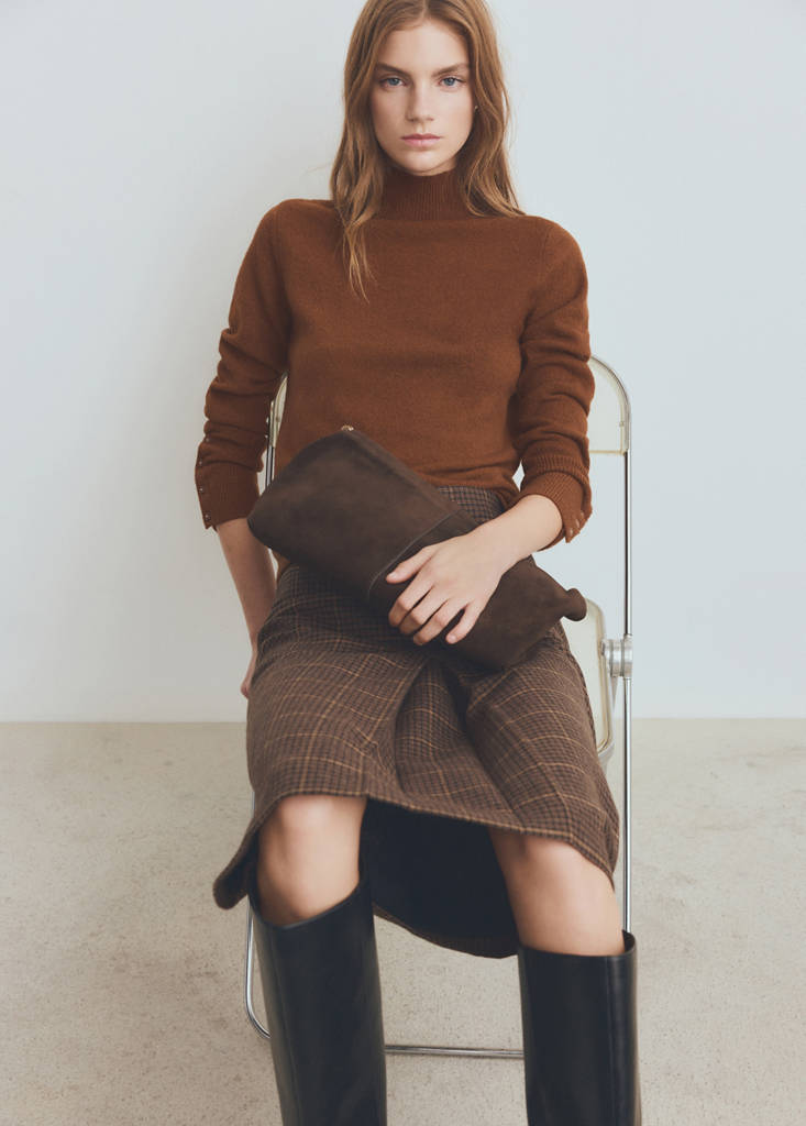 Sweater with buttoned cuffs and perkins collar — Caramel