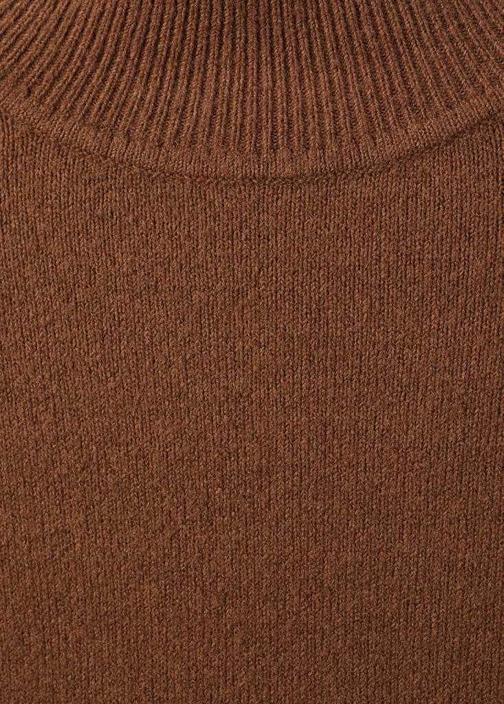 Sweater with buttoned cuffs and perkins collar — Caramel