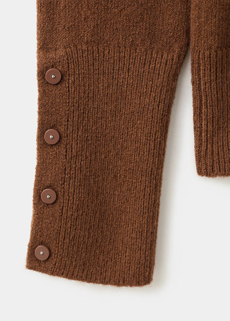 Sweater with buttoned cuffs and perkins collar — Caramel
