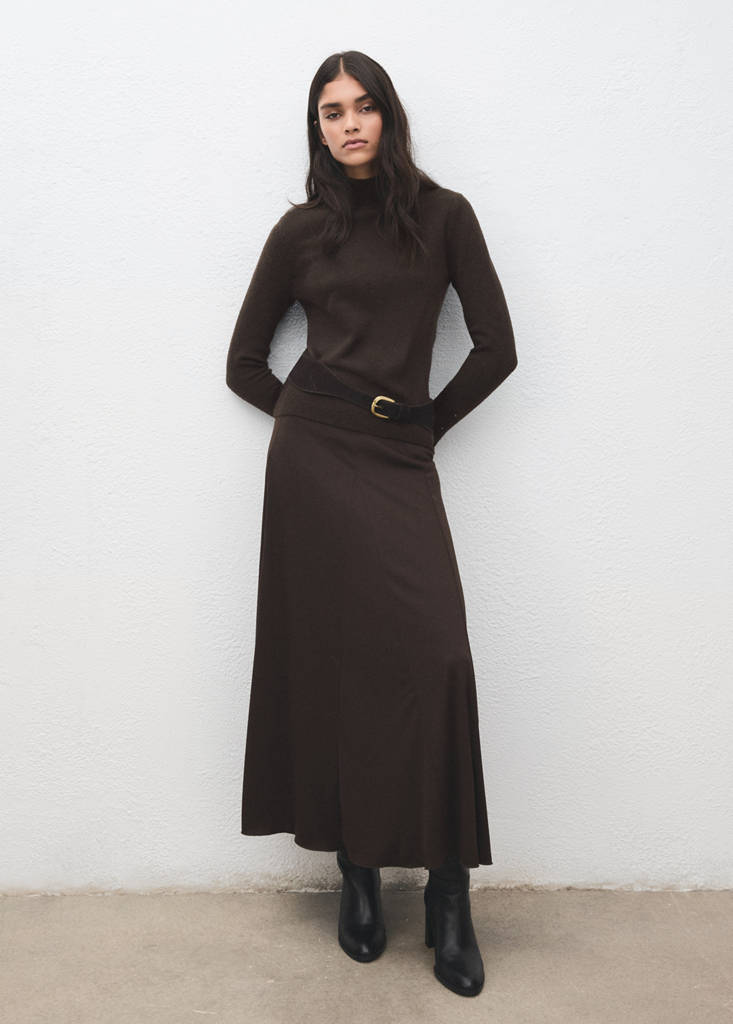 Sweater with buttoned cuffs and perkins collar — Chocolate