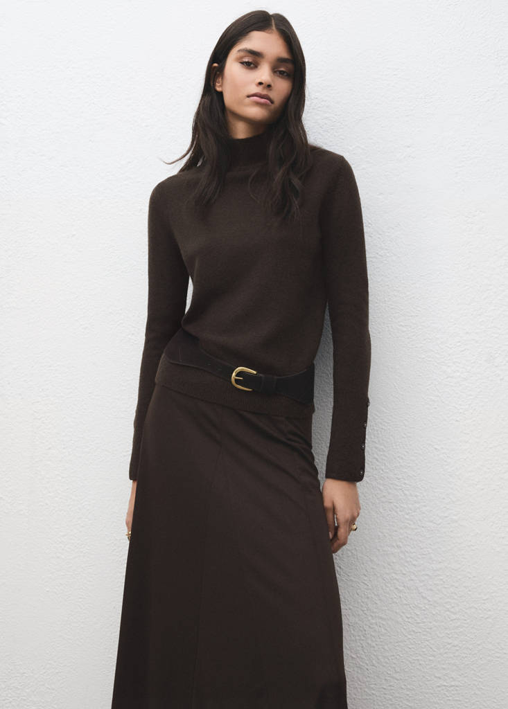 Sweater with buttoned cuffs and perkins collar — Chocolate