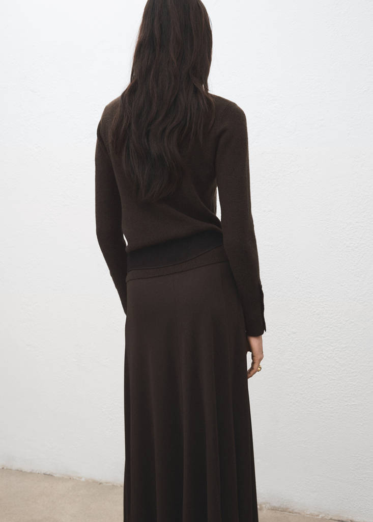 Sweater with buttoned cuffs and perkins collar — Chocolate