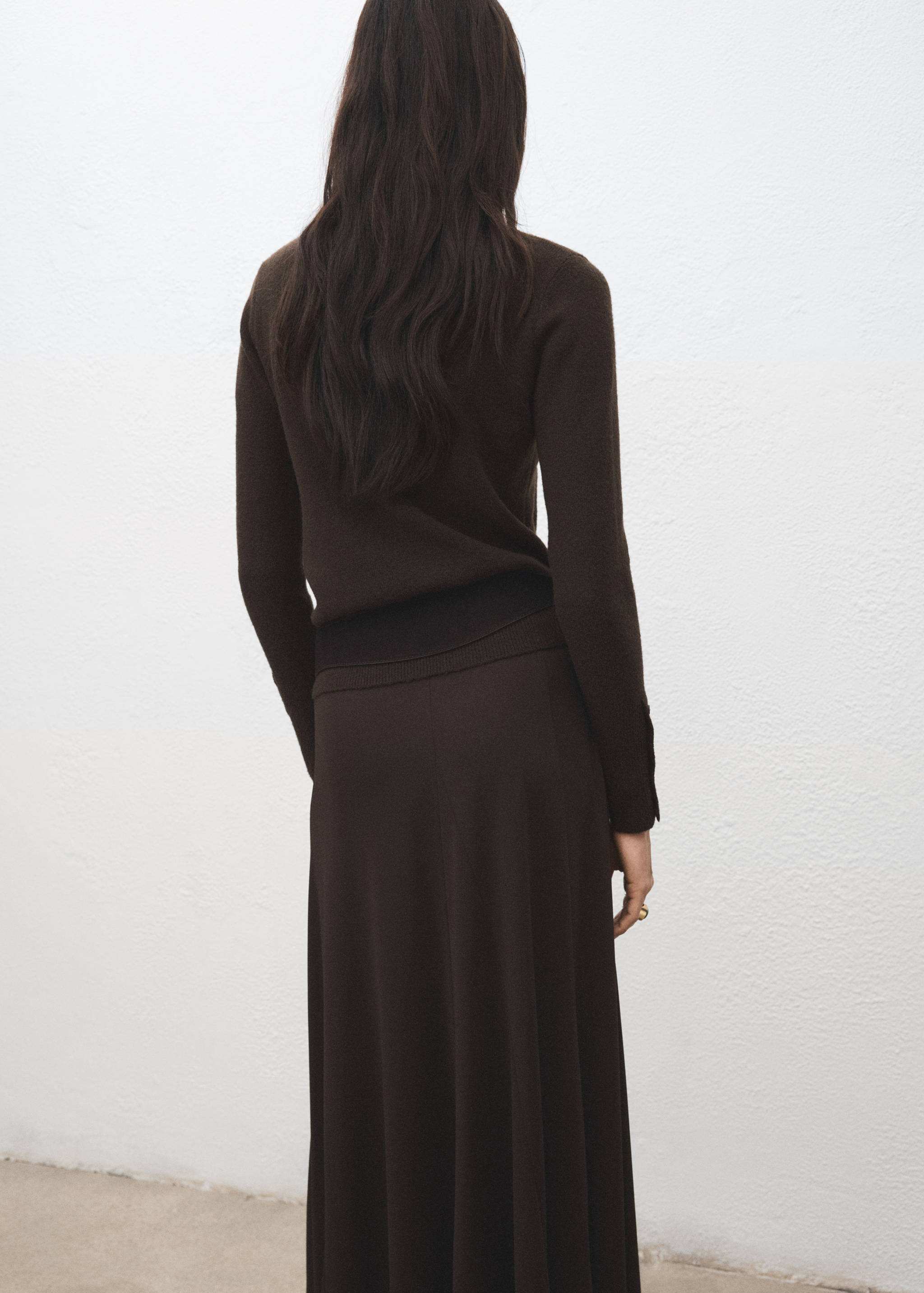 Trui met trechterhals met manchetten met knopen - Achterkant van het artikel