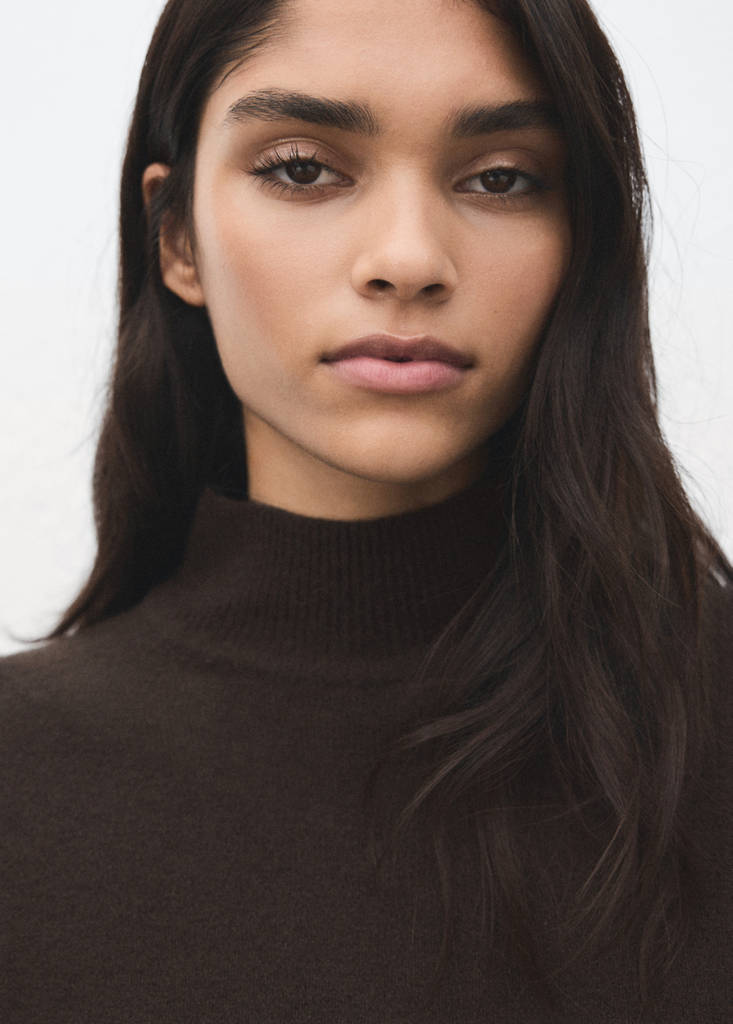 Sweater with buttoned cuffs and perkins collar — Chocolate