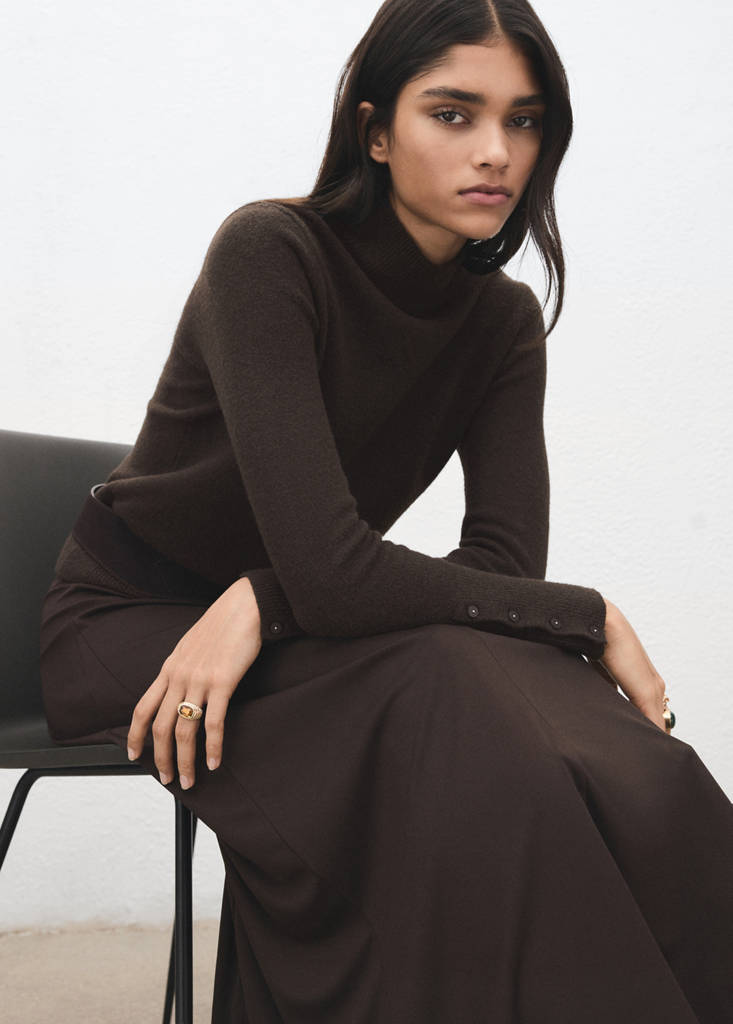 Sweater with buttoned cuffs and perkins collar — Chocolate