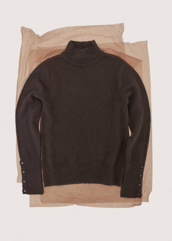 Sweater with buttoned cuffs and perkins collar — Chocolate