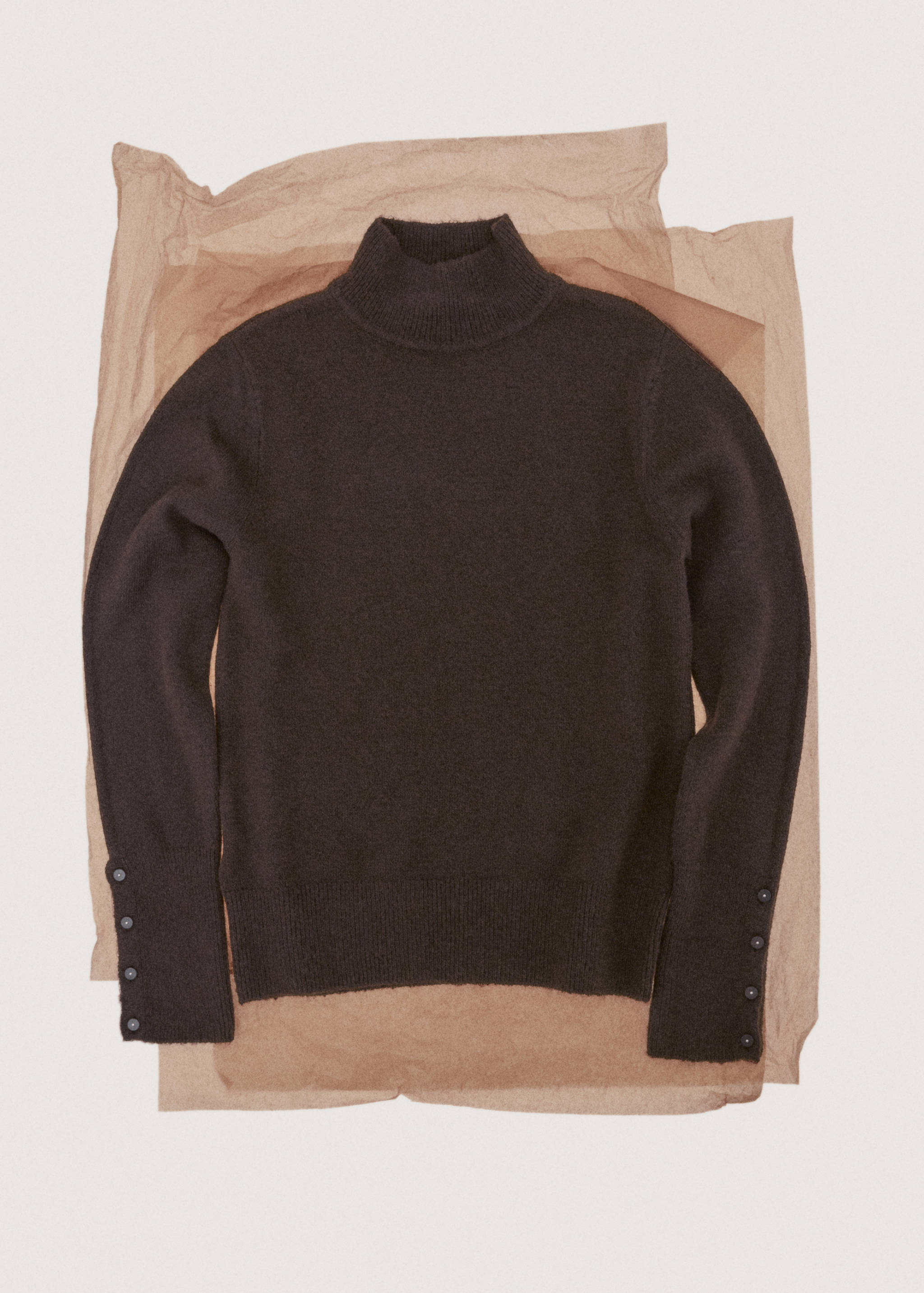 Trui met trechterhals met manchetten met knopen - Detail van het artikel 7