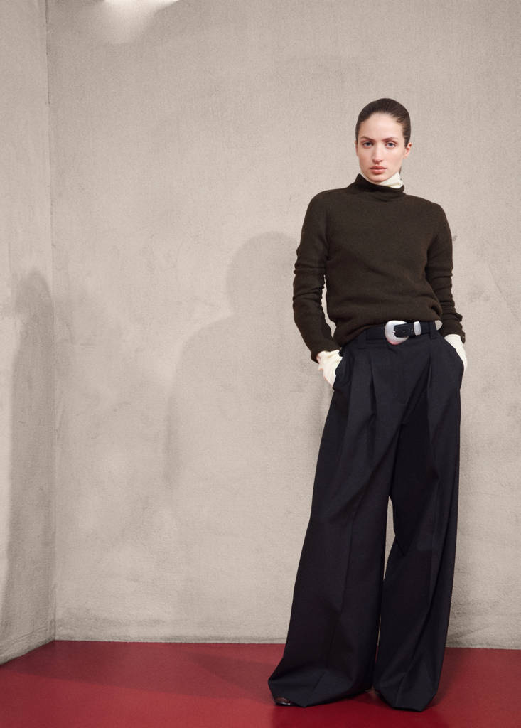 Sweater with buttoned cuffs and perkins collar — Chocolate