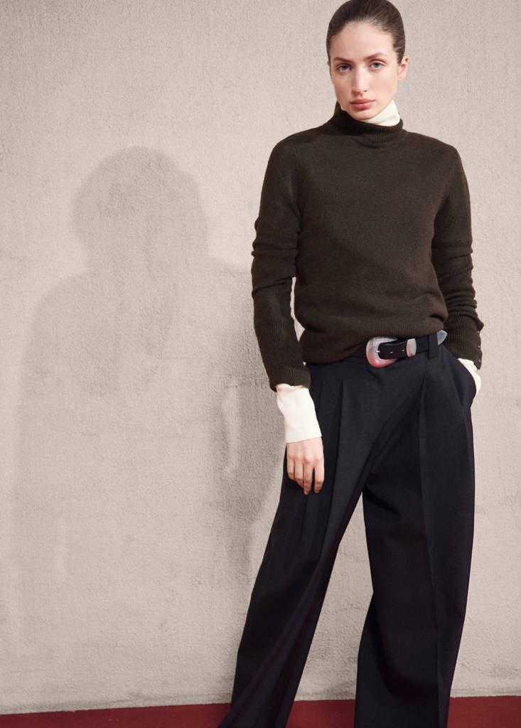 Sweater with buttoned cuffs and perkins collar — Chocolate