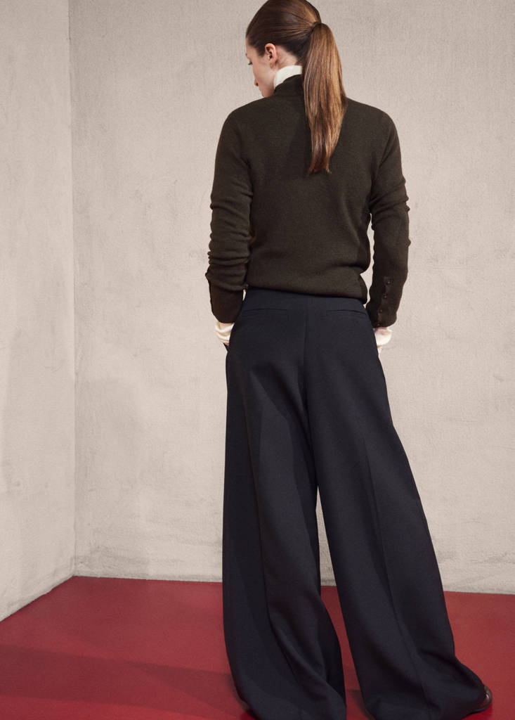 Sweater with buttoned cuffs and perkins collar — Chocolate