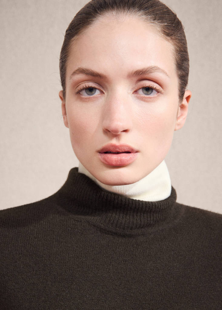 Sweater with buttoned cuffs and perkins collar — Chocolate