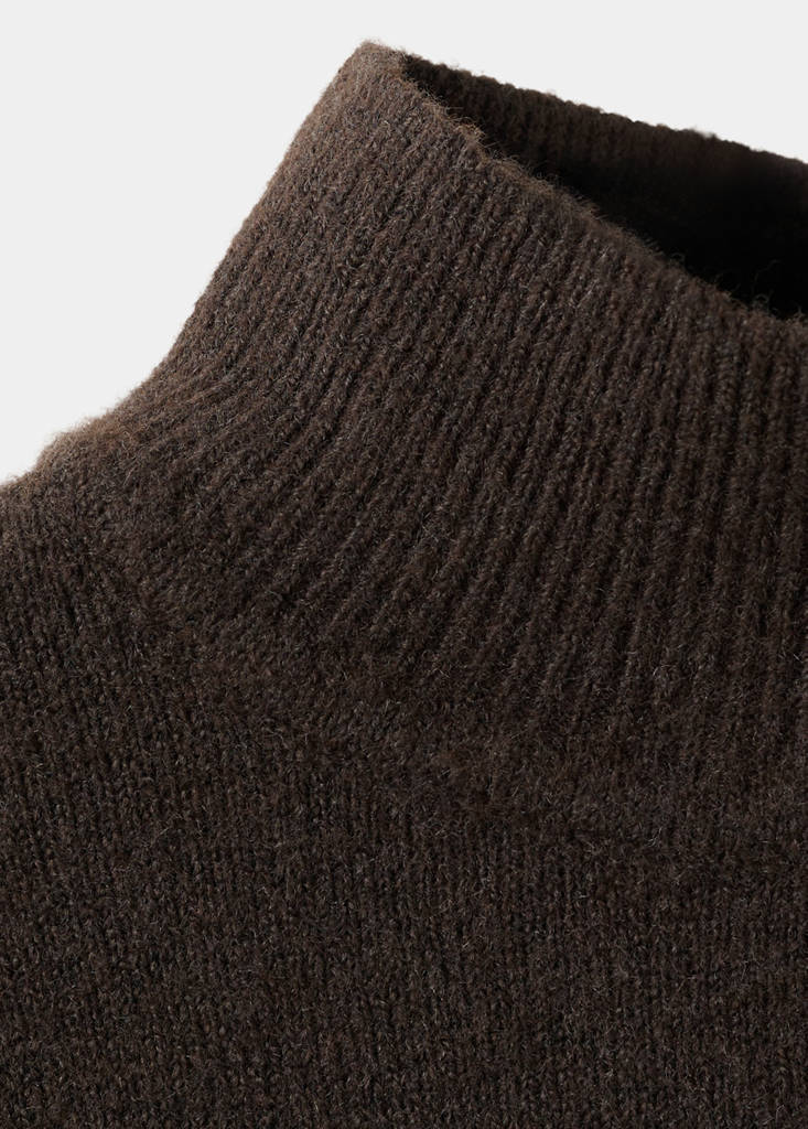 Sweater with buttoned cuffs and perkins collar — Chocolate