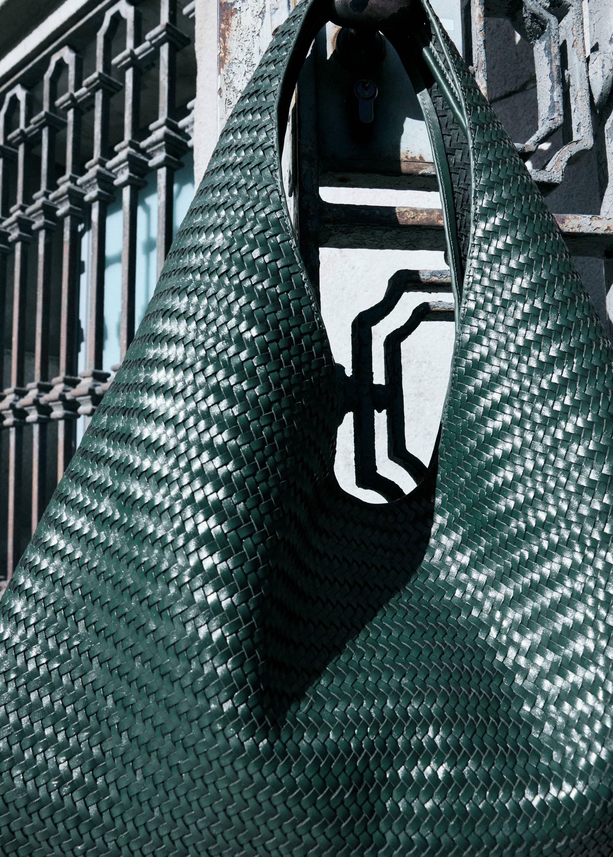 Плетеная кожаная сумка на плечо, среднего размера - Общий план