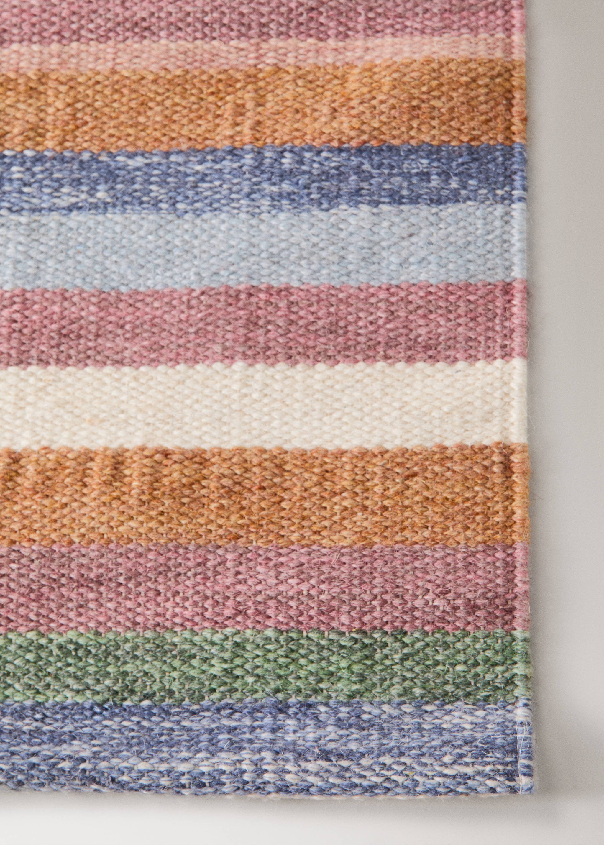 Small multicolour wool carpet - Details of the article 2