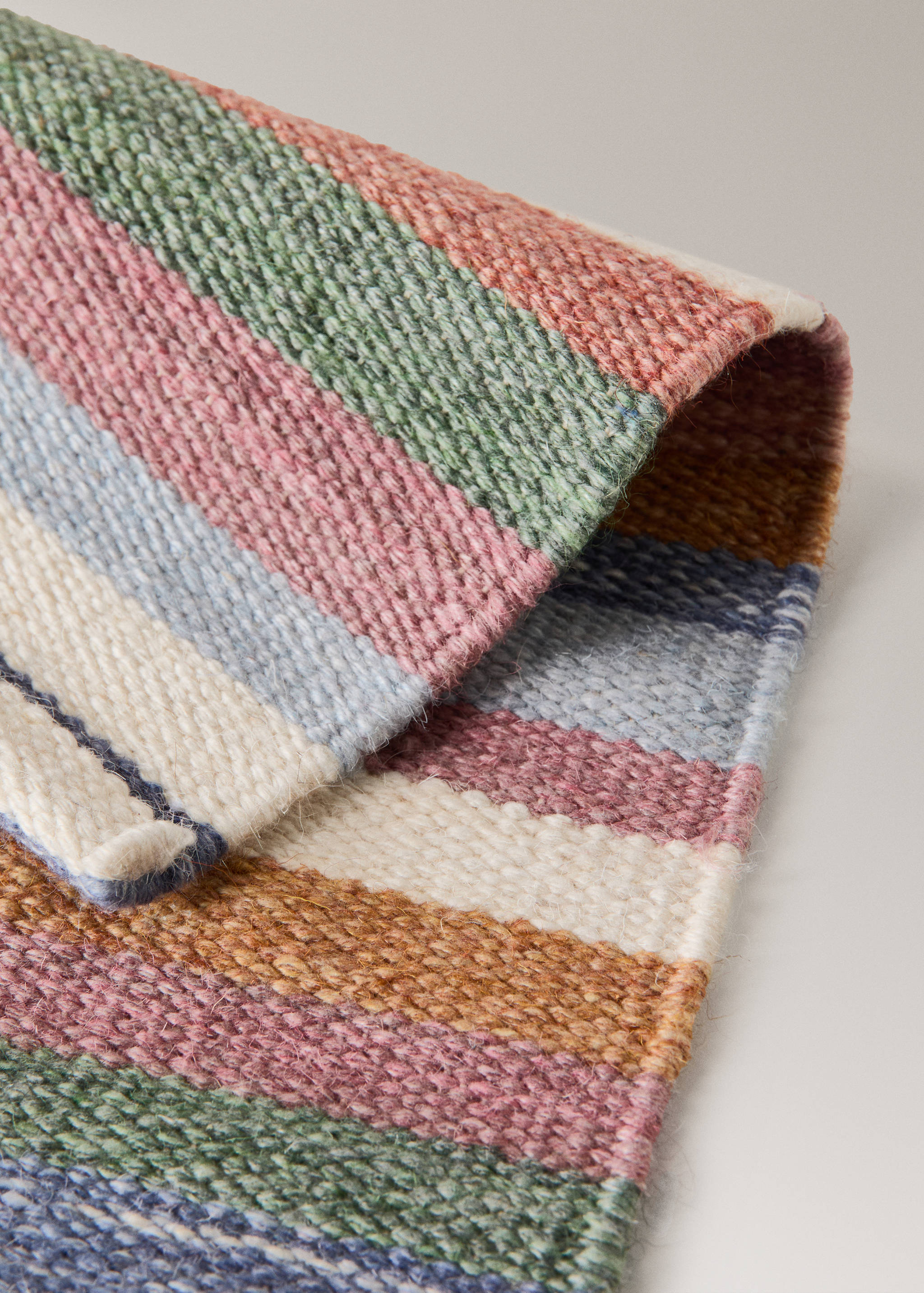 Small multicolour wool carpet - Details of the article 3