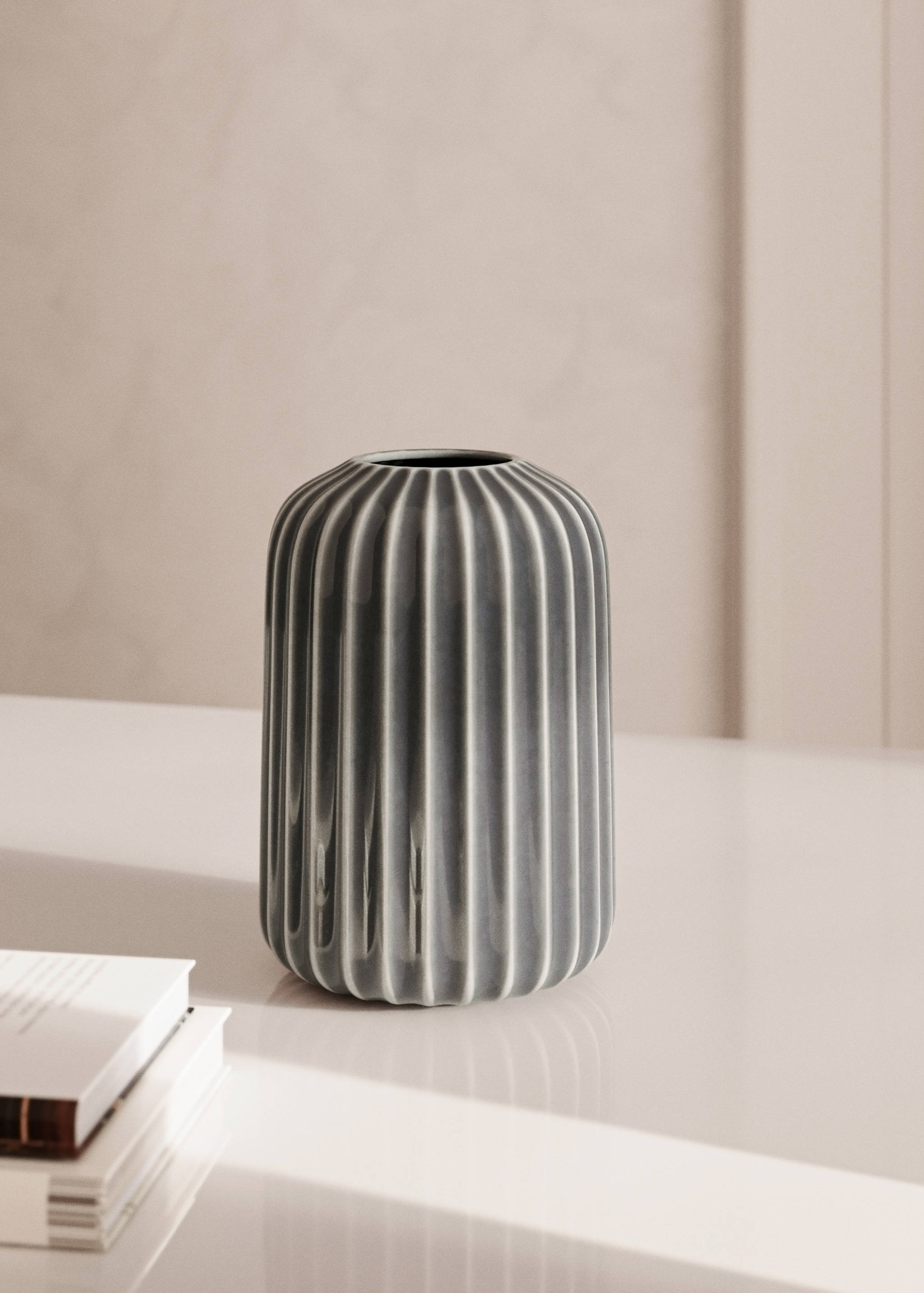 Stoneware vase with lines at the bottom - General plane