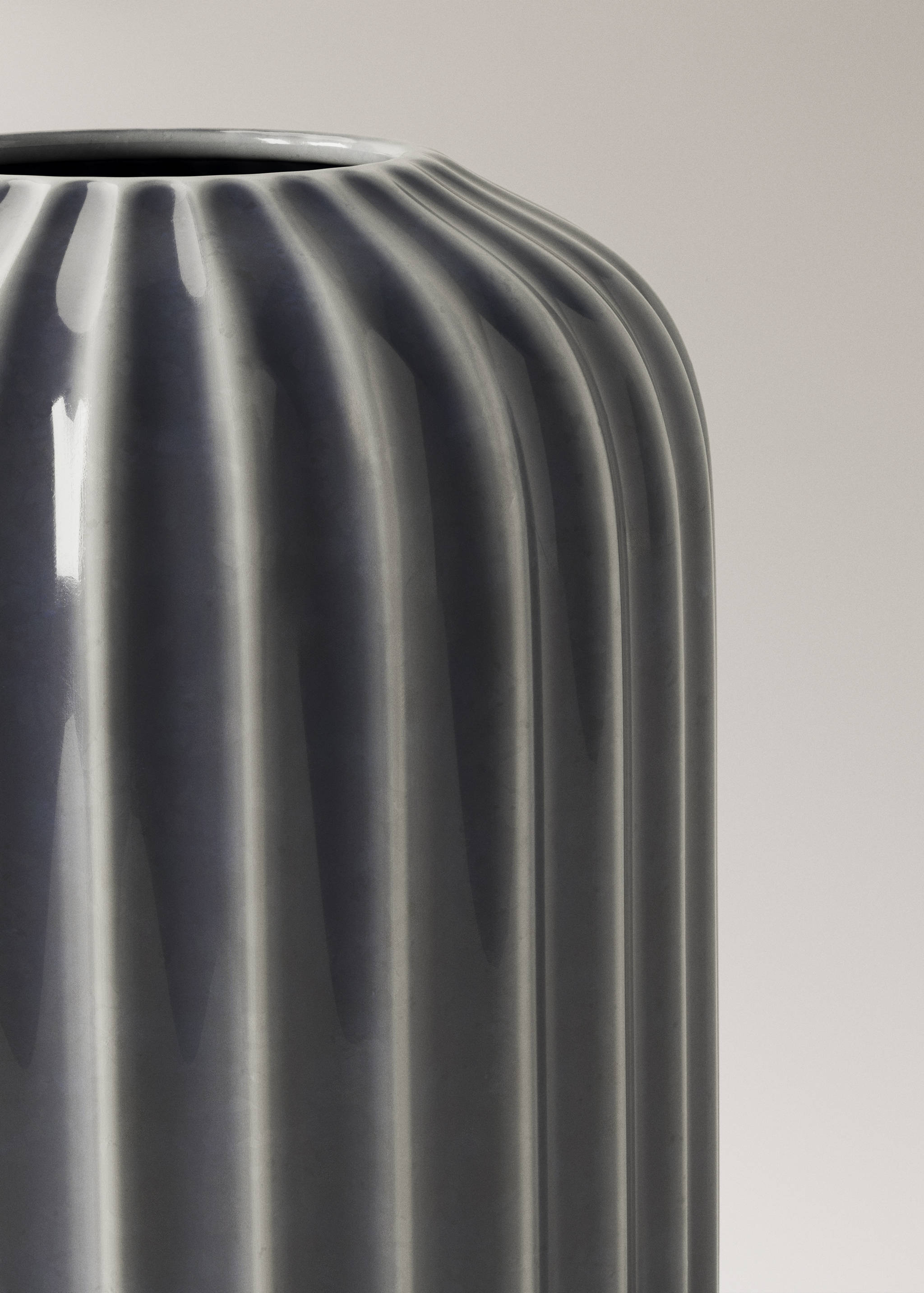 Stoneware vase with lines at the bottom - Details of the article 1