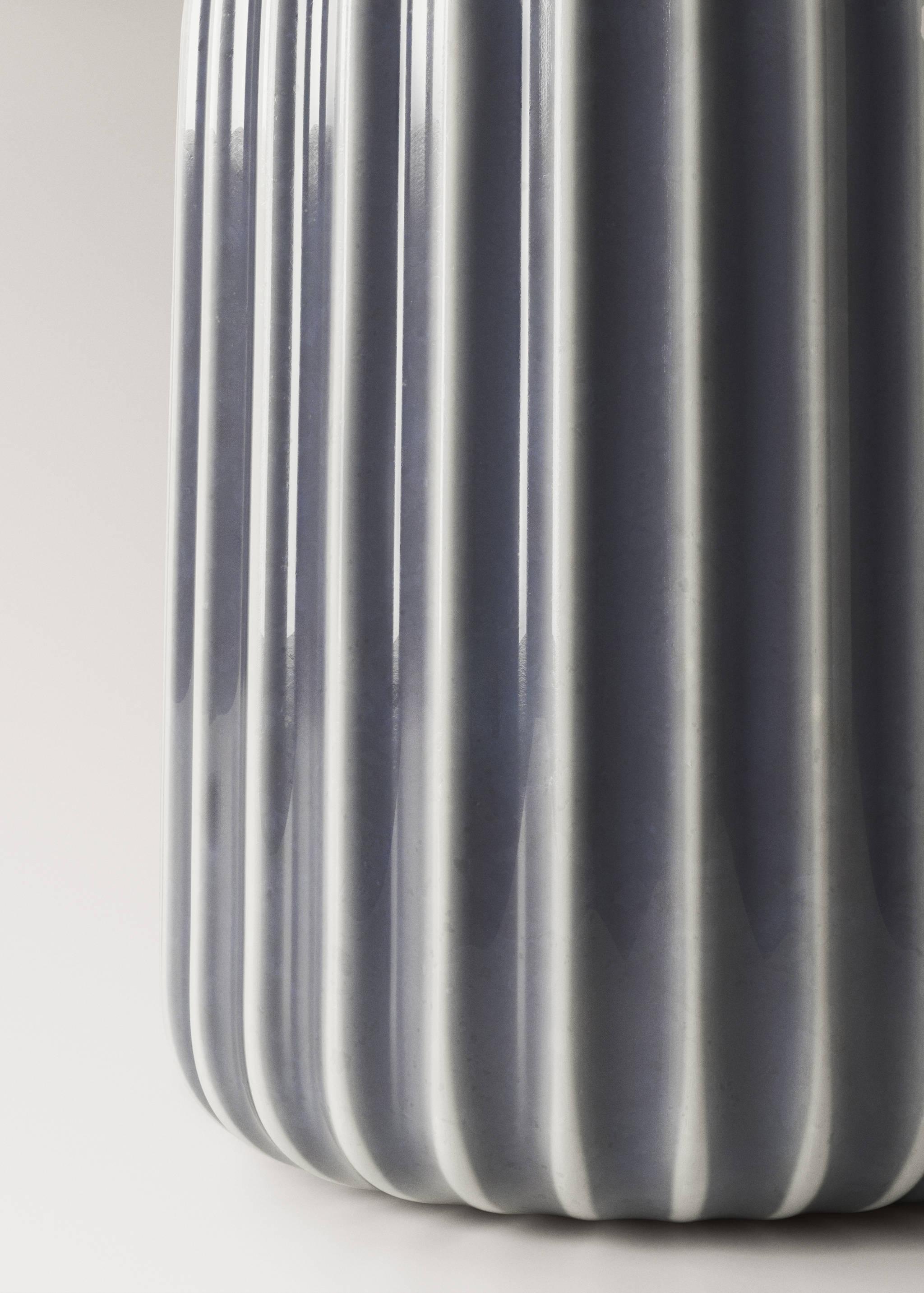 Stoneware vase with lines at the bottom - Details of the article 2