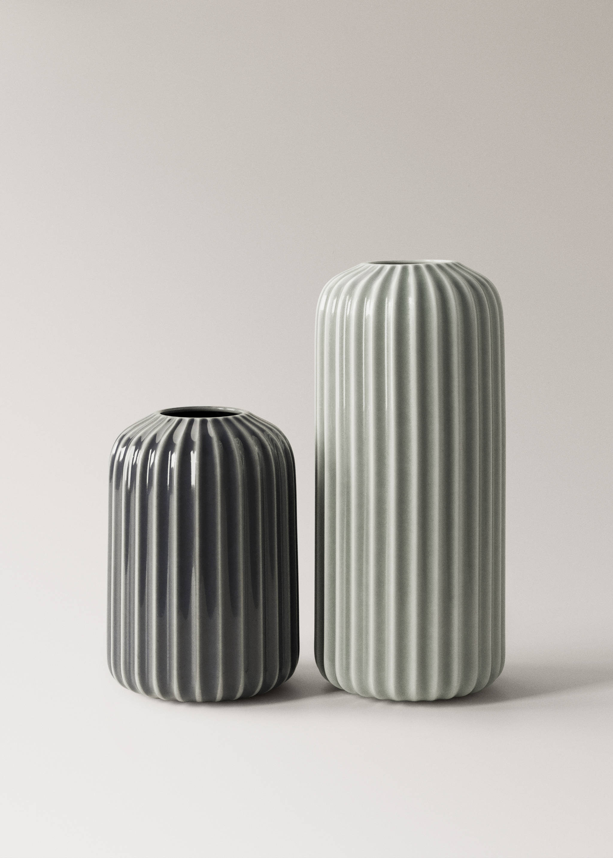 Stoneware vase with lines at the bottom - Details of the article 3