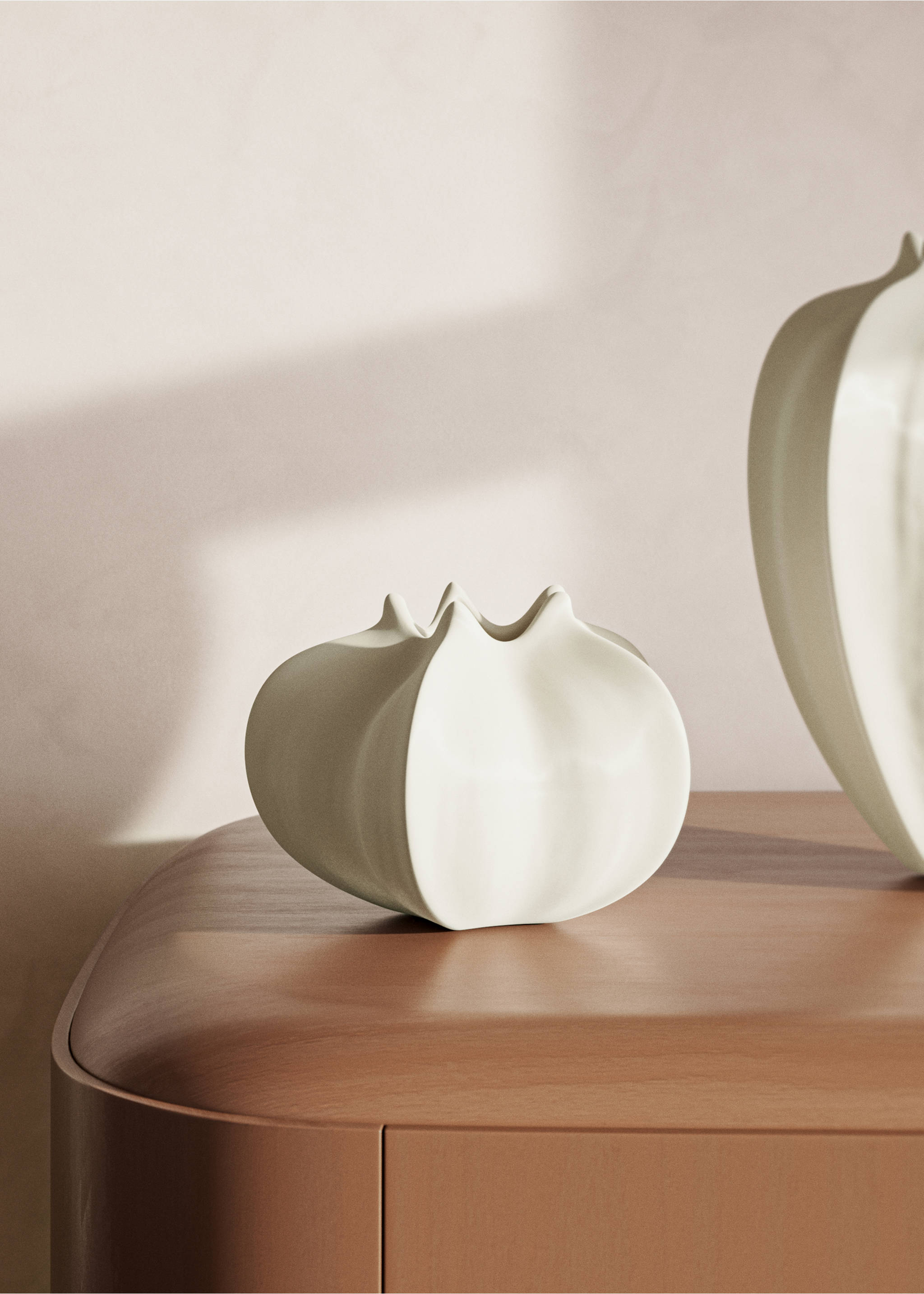 Nízká květinová váza z kameniny - Celkový náhled, Šedobílá. Ref: 27011526-00.