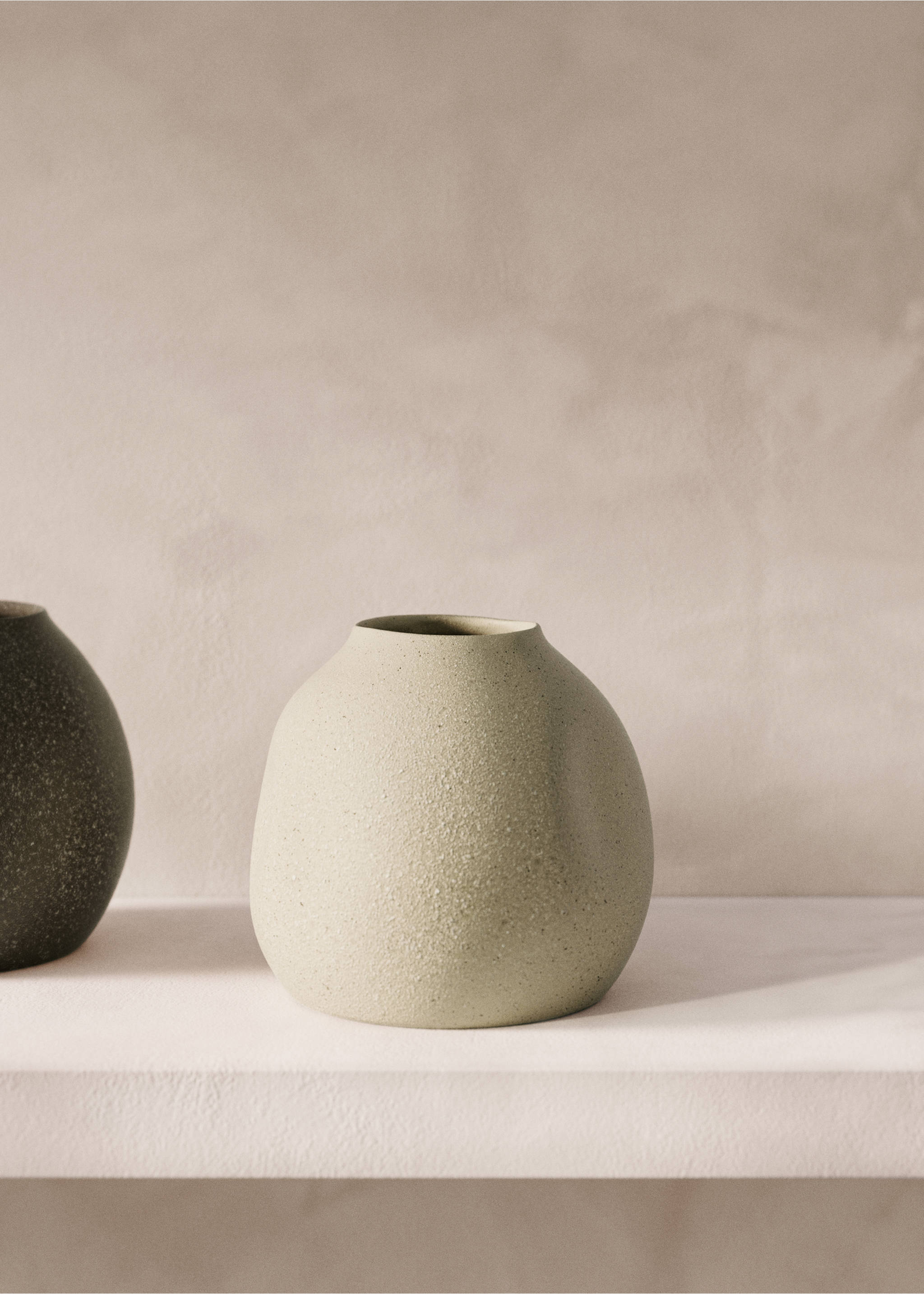 Nepravidelný kameninový džbán - Celkový náhled, Béžová. Ref: 27011527-00.