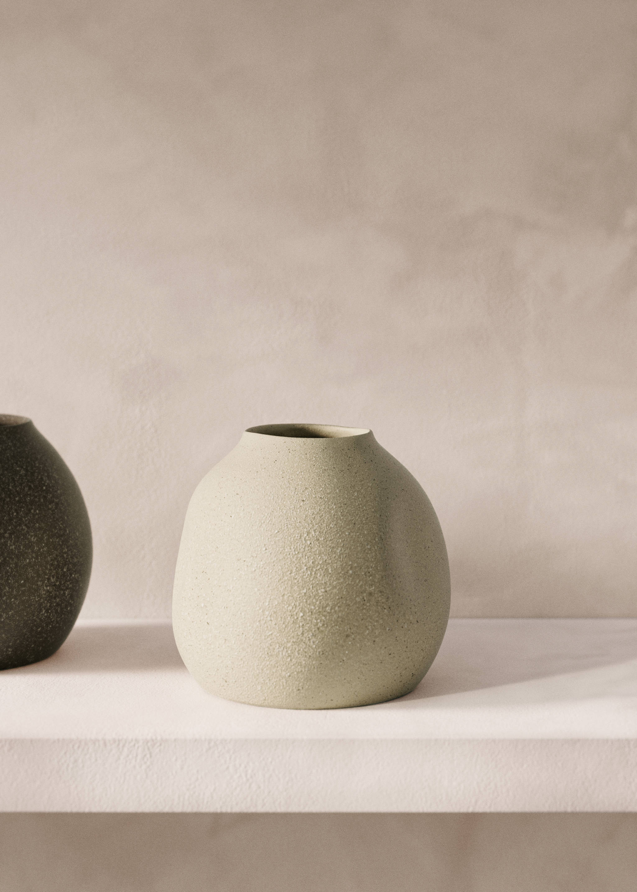 Vase en faïence forme irrégulière - Plan général