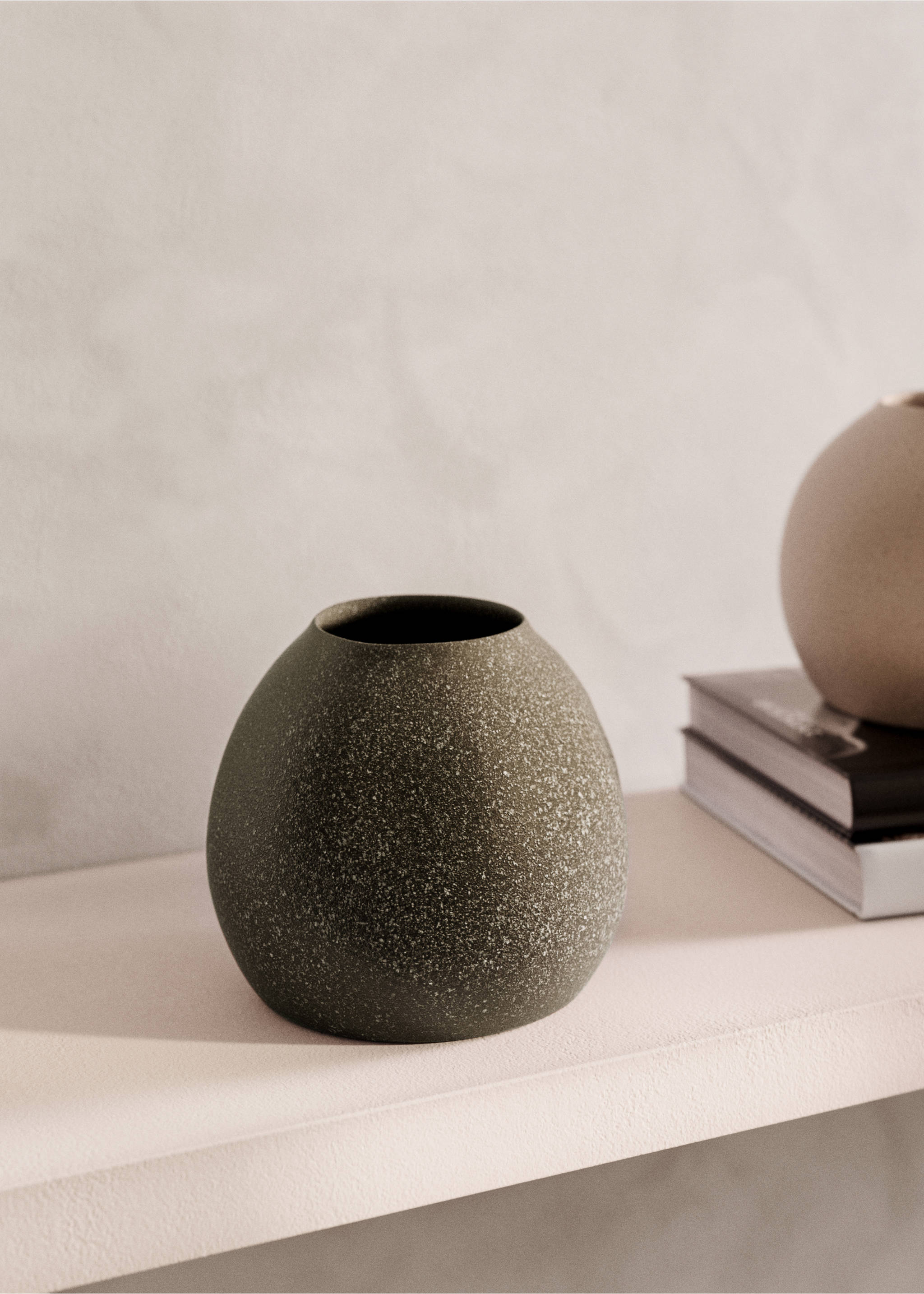 Irregular ceramic vase - General plane, Coffee. Ref: 27011527-00.