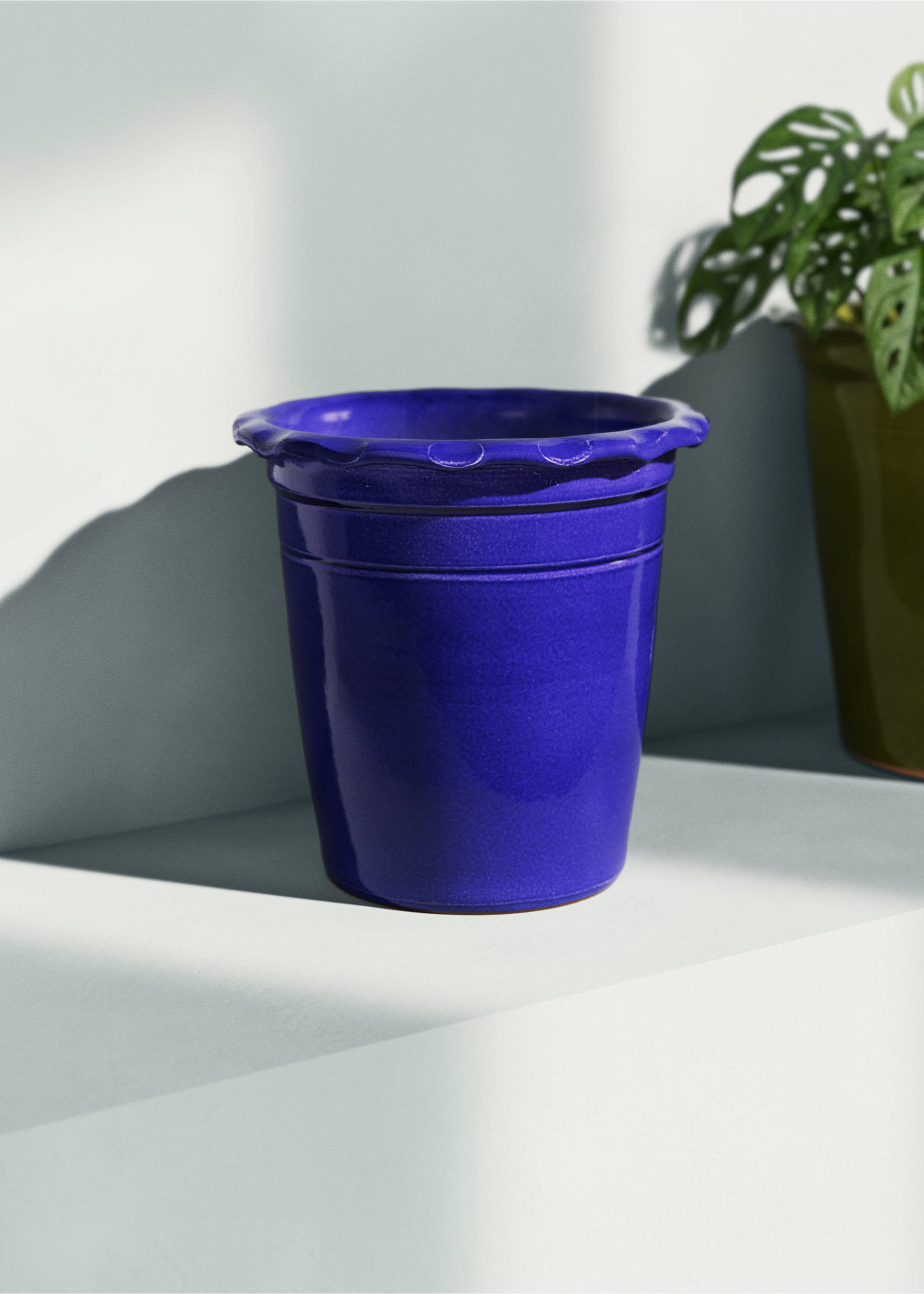 Terracotta medium wave-patterned planter - General plane, Blue. Ref: 27011528-00.