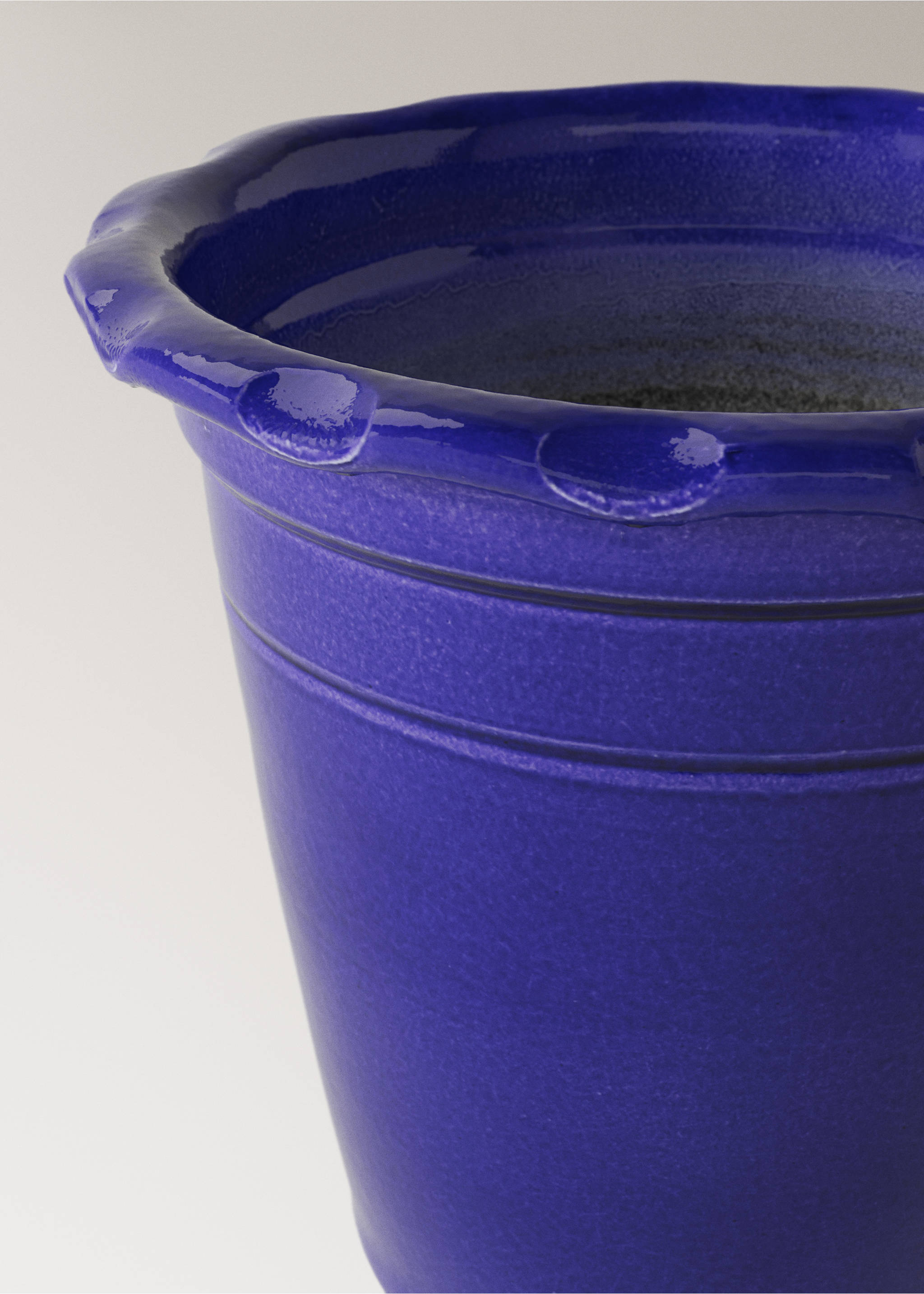 Terracotta medium wave-patterned planter - Details of the article 1, Blue. Ref: 27011528-00.