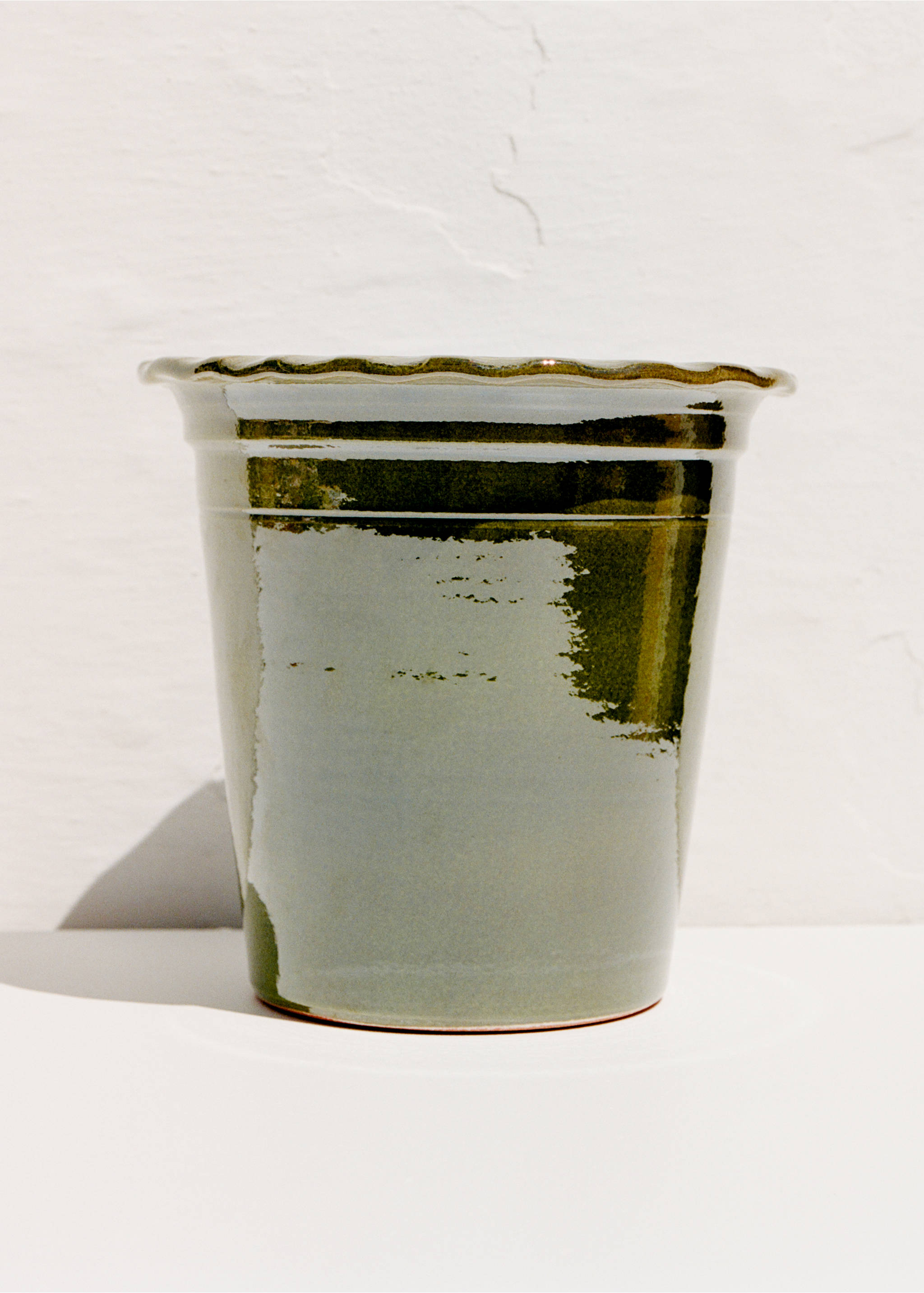 Large terracotta wave-pattern planter - Details of the article 5, Pastel Green. Ref: 27011529-00.