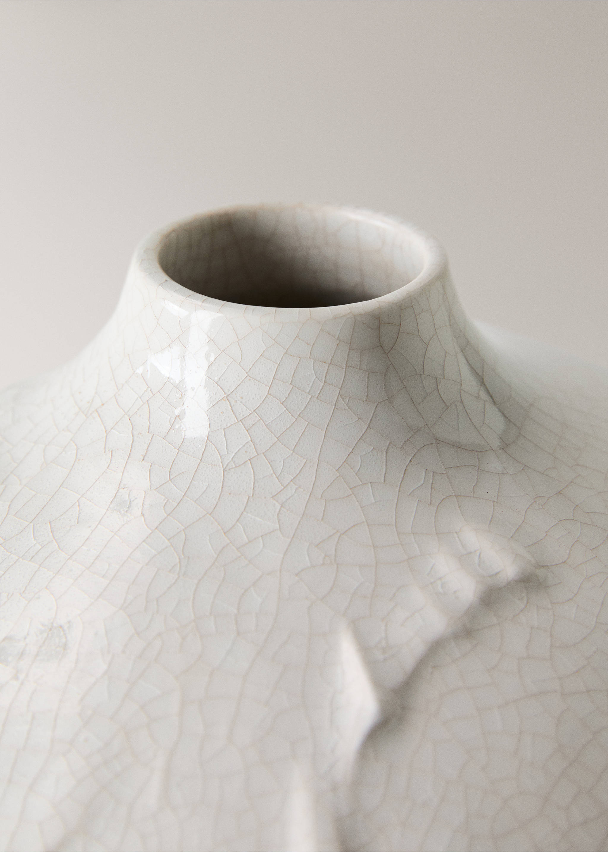 Ваза от фаянс с релефни цветя - Данни за артикула 1, Сиво-бяло. Ref: 27011531-00.