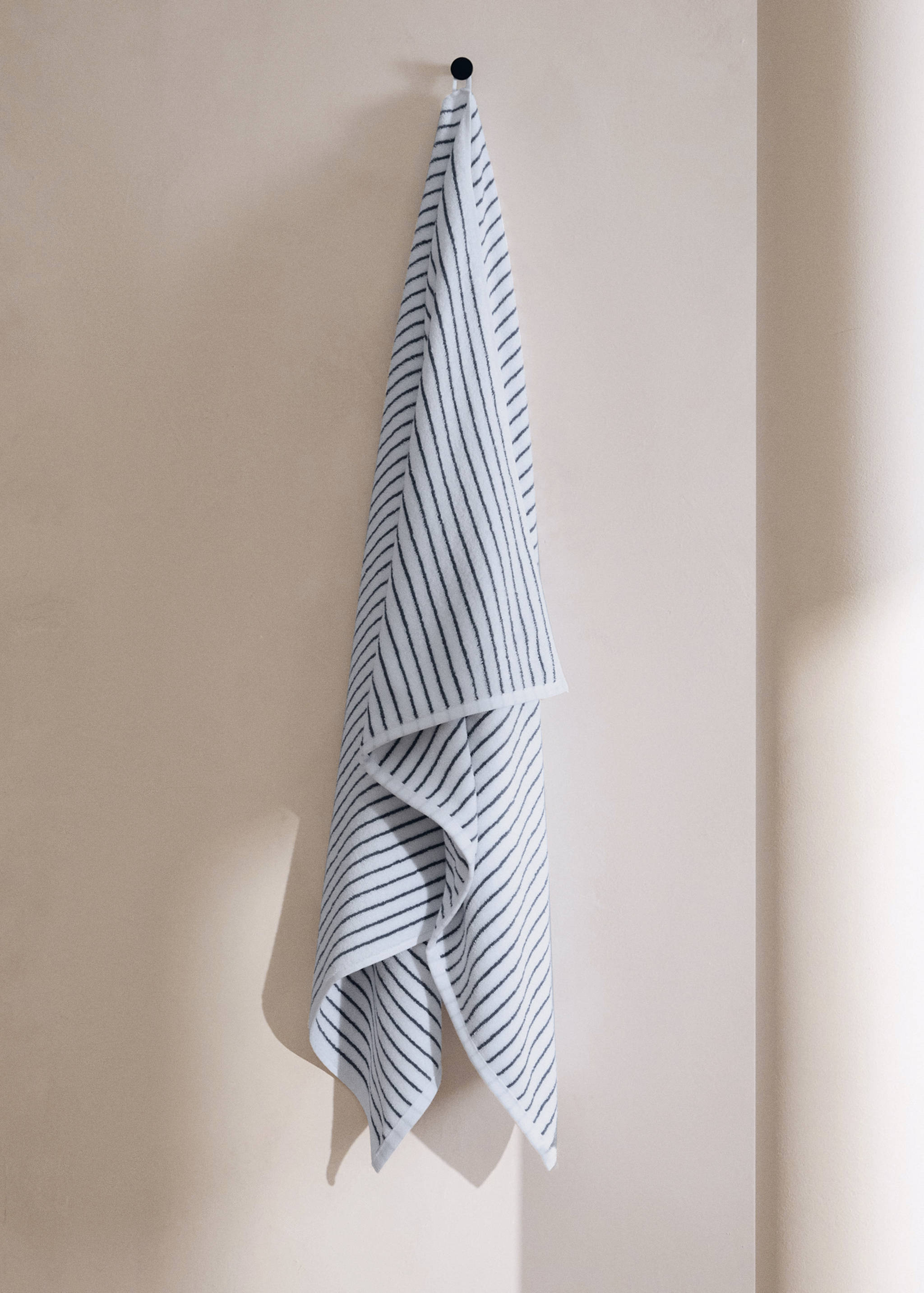 Badhandduk i bomull med tvåfärgade ränder - Allmän bild