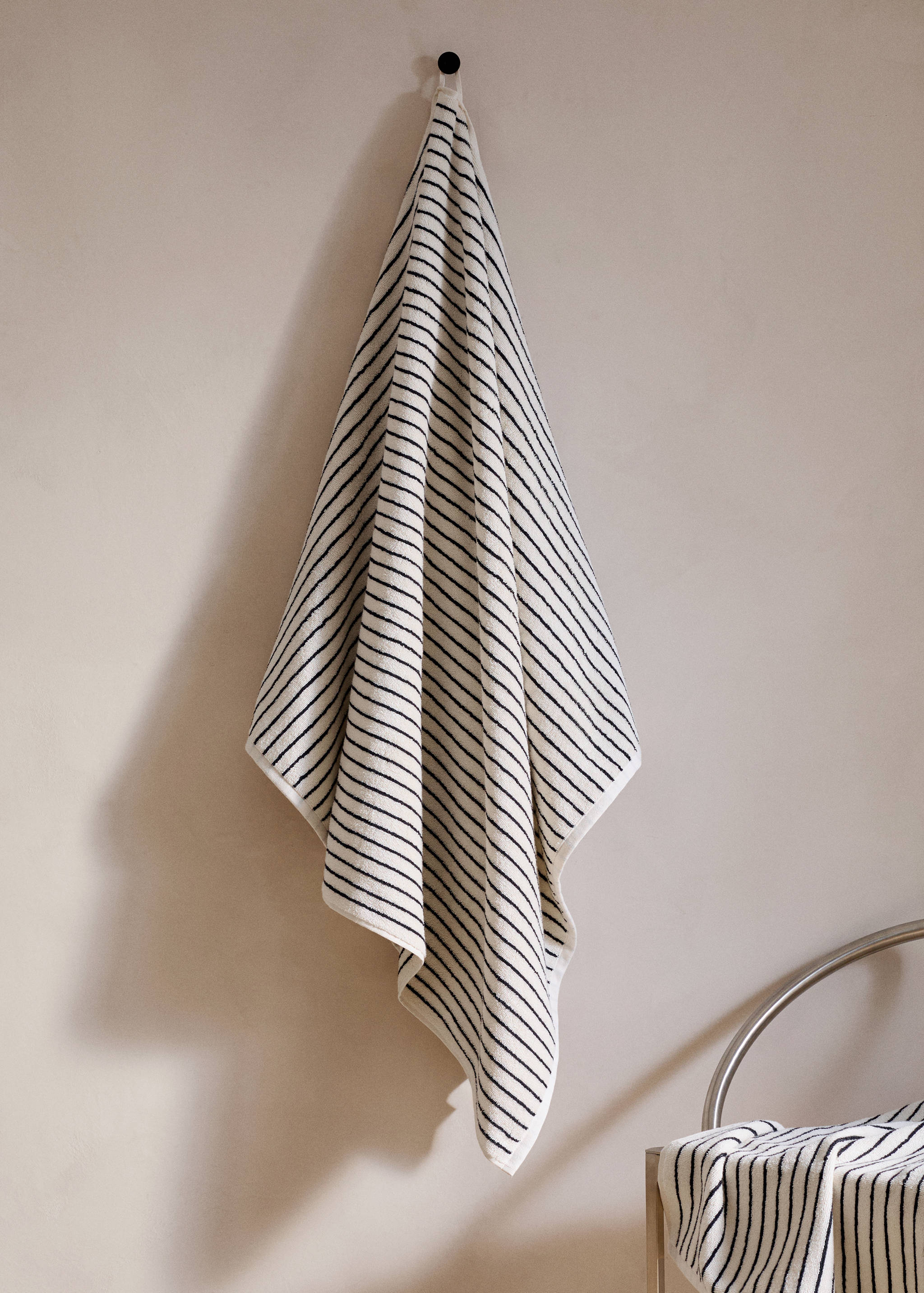 Badhandduk i bomull med tvåfärgade ränder - Allmän bild