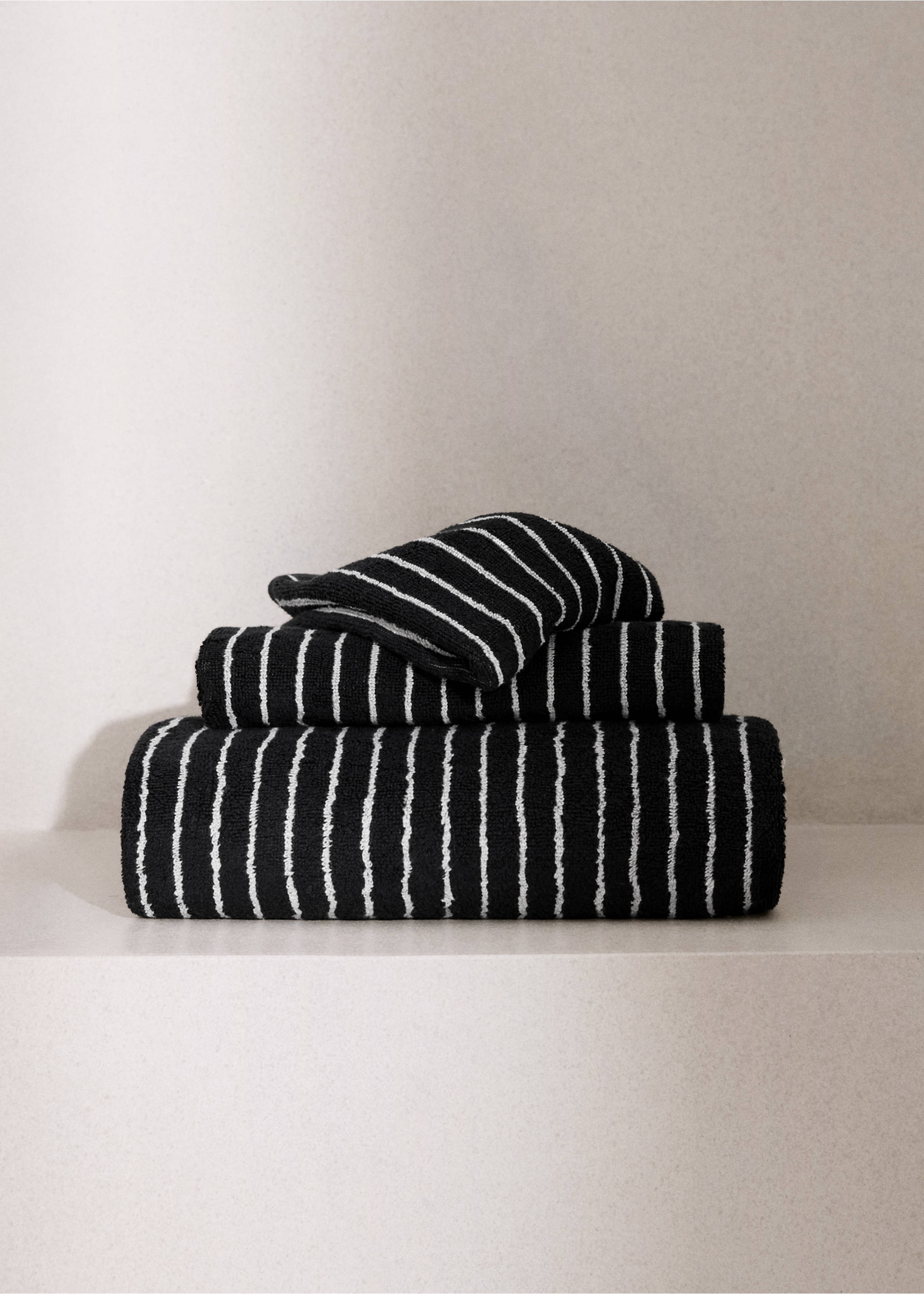 Πετσέτα χεριών βαμβακερή με δίχρωμη ρίγα - Γενικό πλάνο, Μαύρο. Ref: 27011536-00.