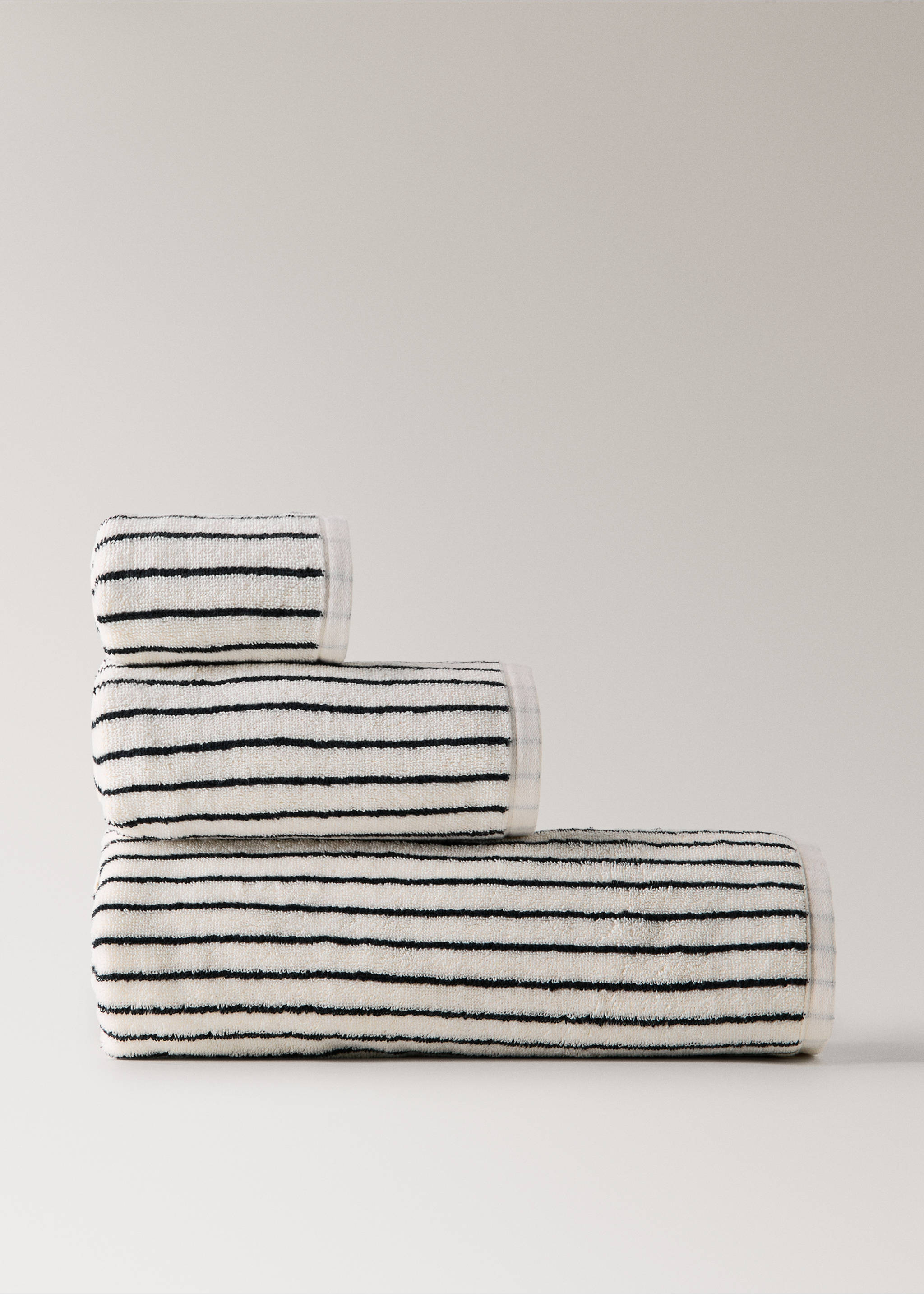Cotton towel with two-tone stripes - Article without model, Off White. Ref: 27011537-00.