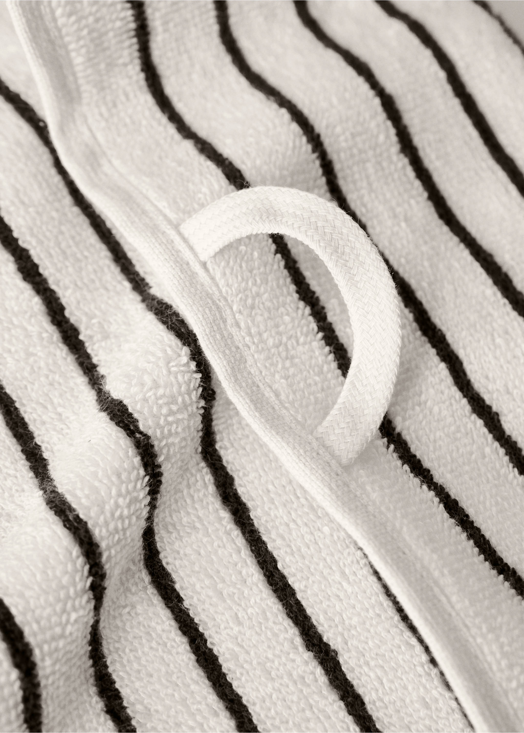 Cotton towel with two-tone stripes - Details of the article 1, Off White. Ref: 27011537-00.