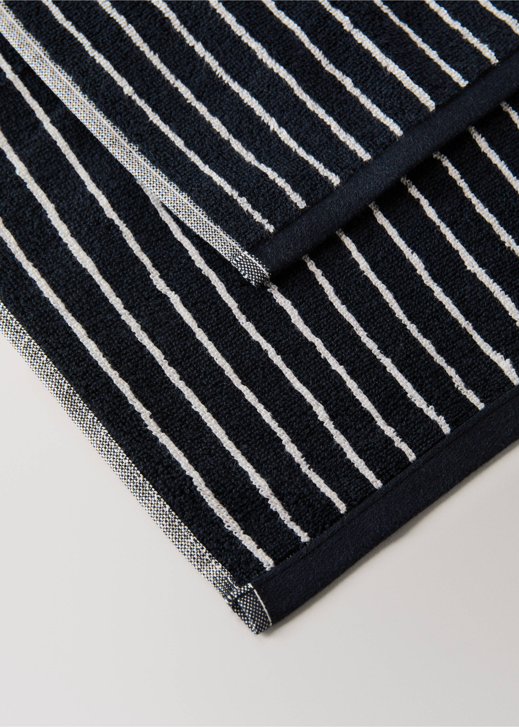 Cotton towel with two-tone stripes - Details of the article 2, Black. Ref: 27011537-00.