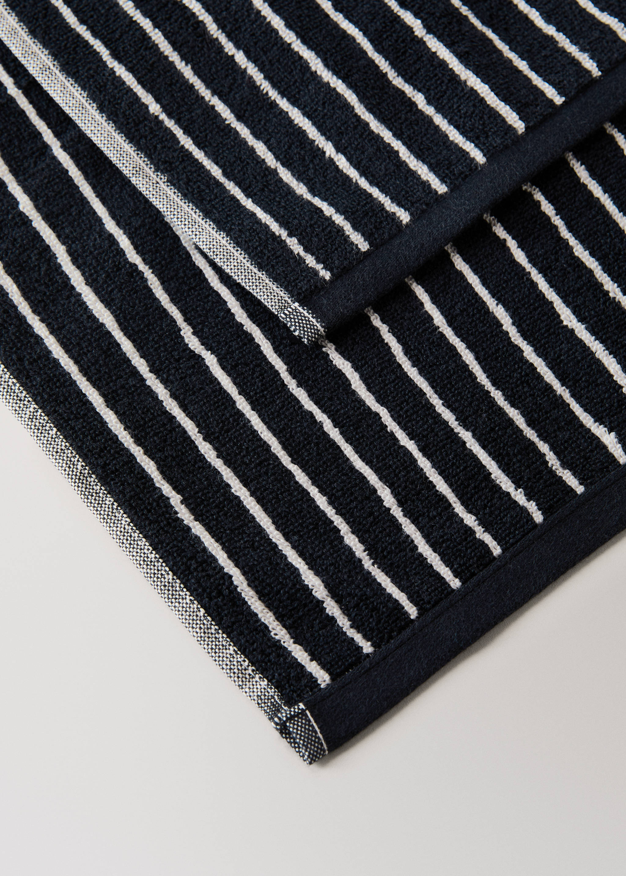 Cotton towel with two-tone stripes - Details of the article 2