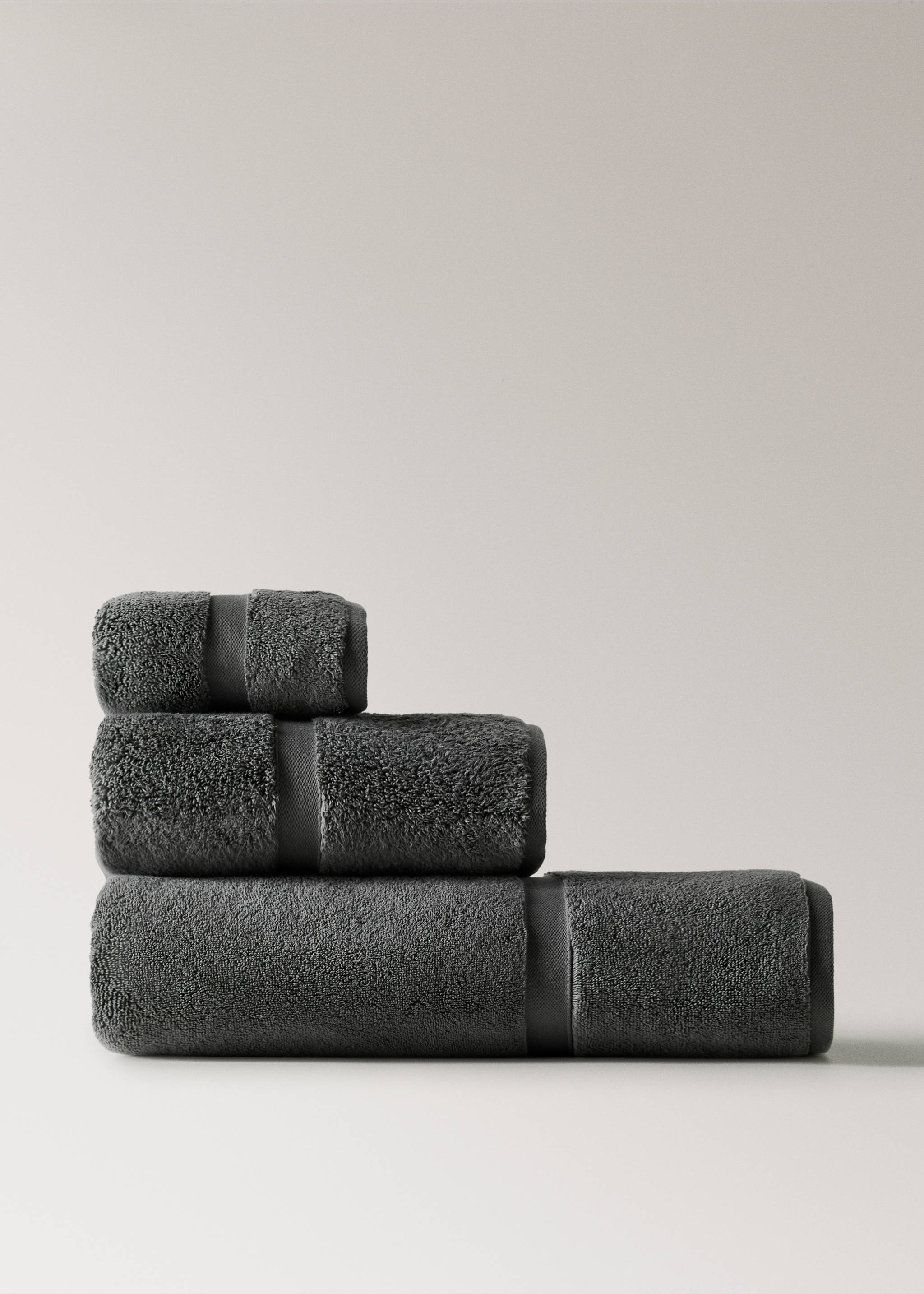 Extra-soft bathroom towel - Article without model, Dark Grey. Ref: 27011543-00.