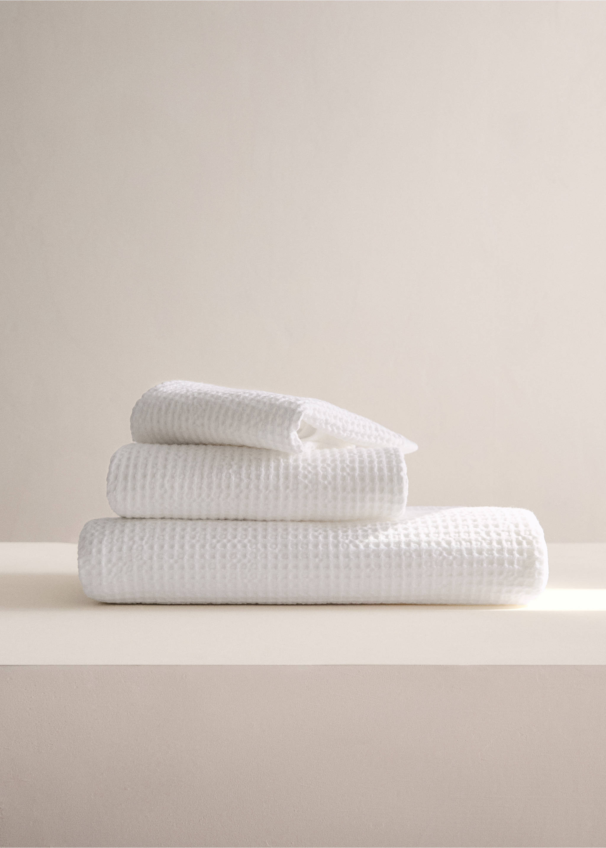 Serviette toilette coton bouclette gaufré - Plan général, Blanc. Ref: 27011550-00.