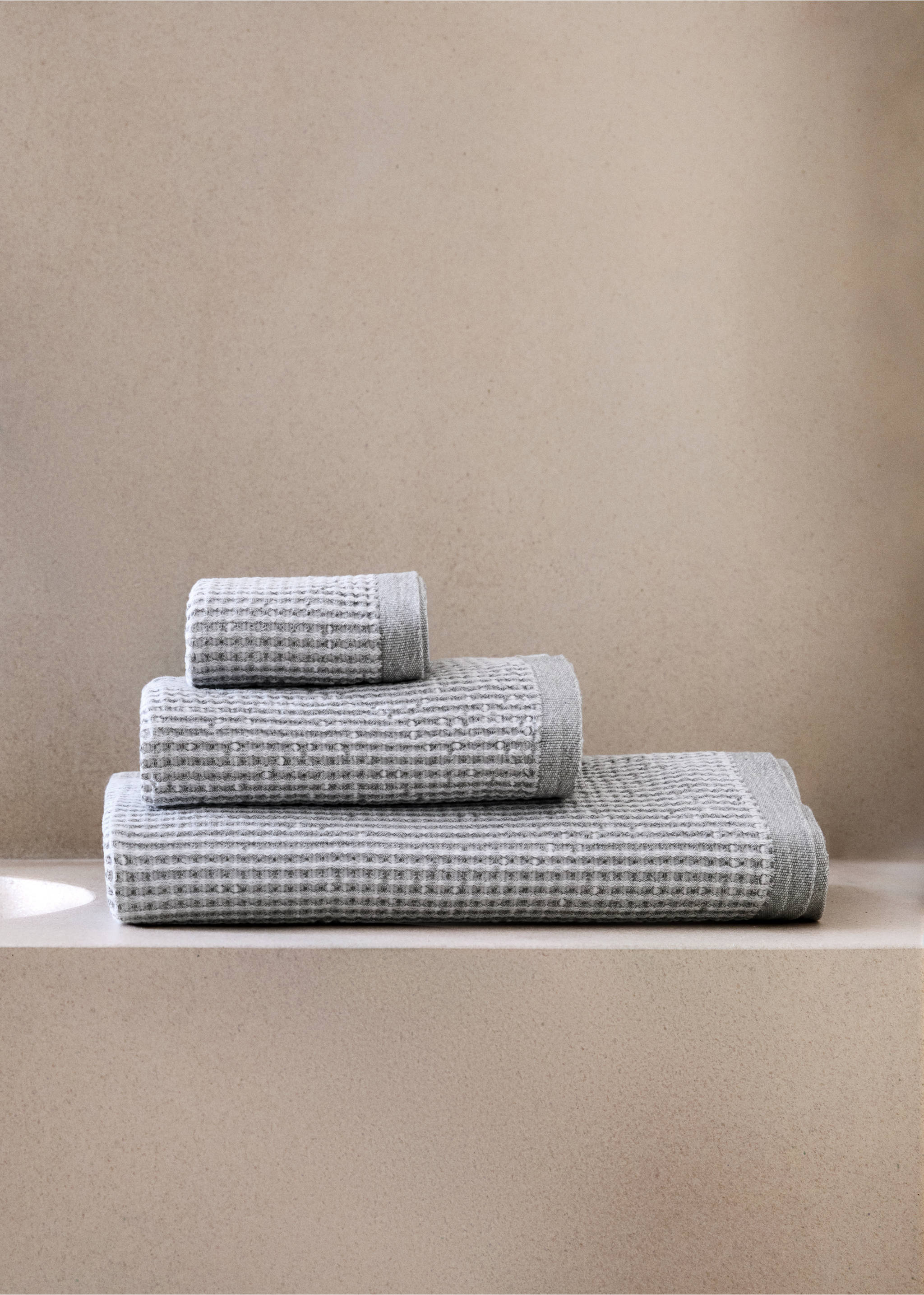 Serviette toilette coton bouclette gaufré - Plan général, Gris. Ref: 27011550-00.