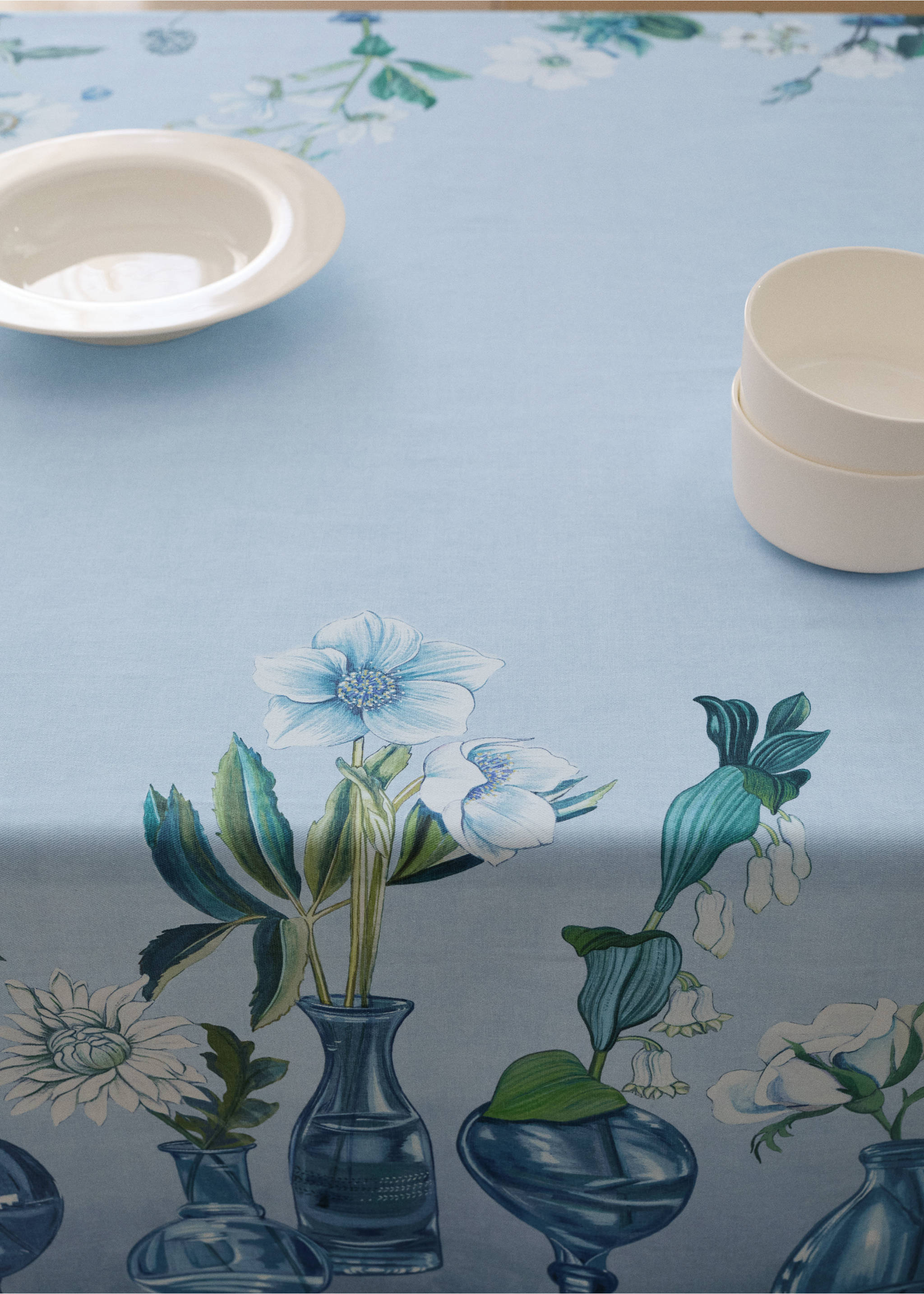 Round tablecloth with spring flower vases - Details of the article 7, Blue. Ref: 27011553-00.