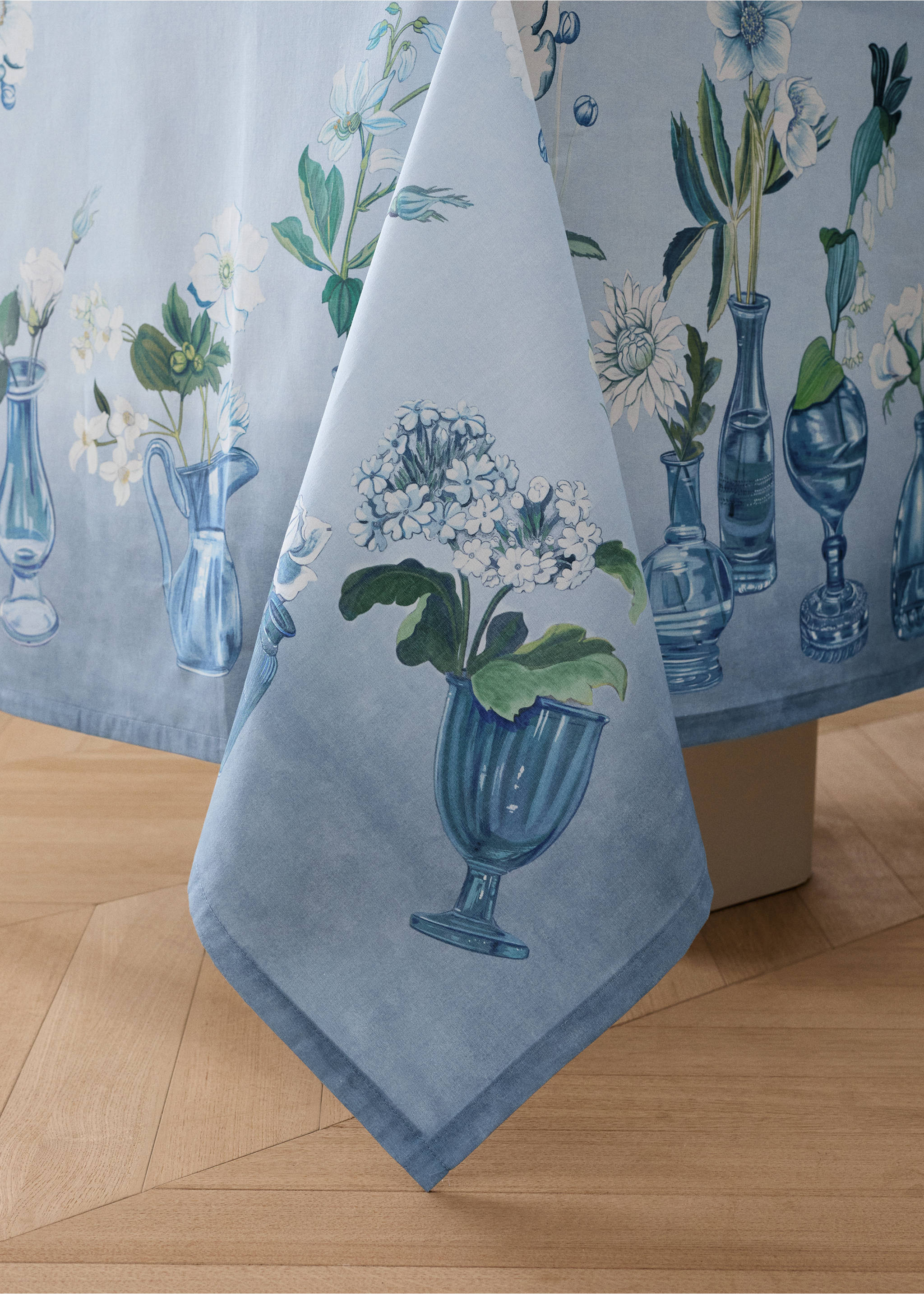 Round tablecloth with spring flower vases - Details of the article 8, Blue. Ref: 27011553-00.