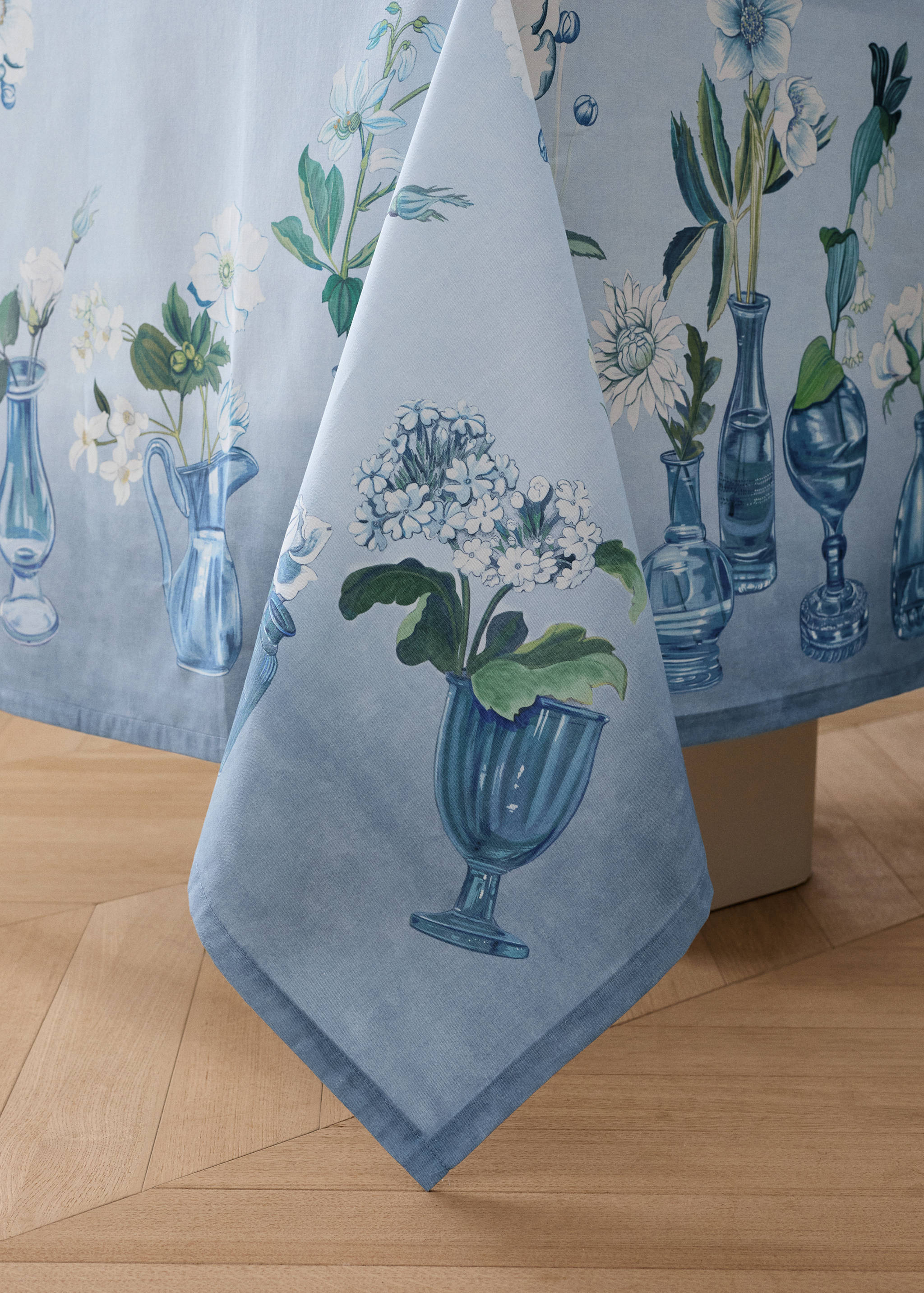 Round tablecloth with spring flower vases - Details of the article 8