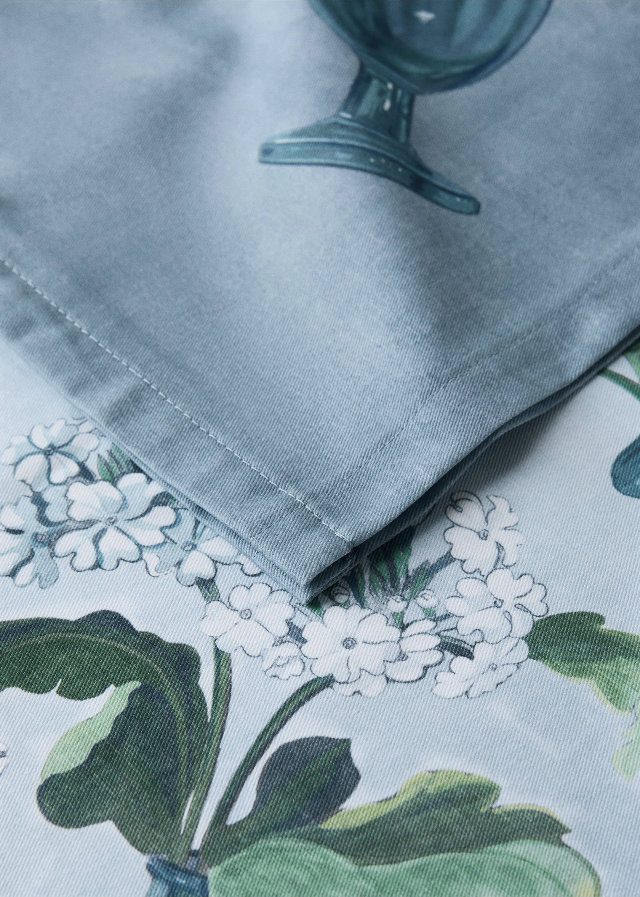 Round tablecloth with spring flower vases - Details of the article 1, Blue. Ref: 27011553-00.