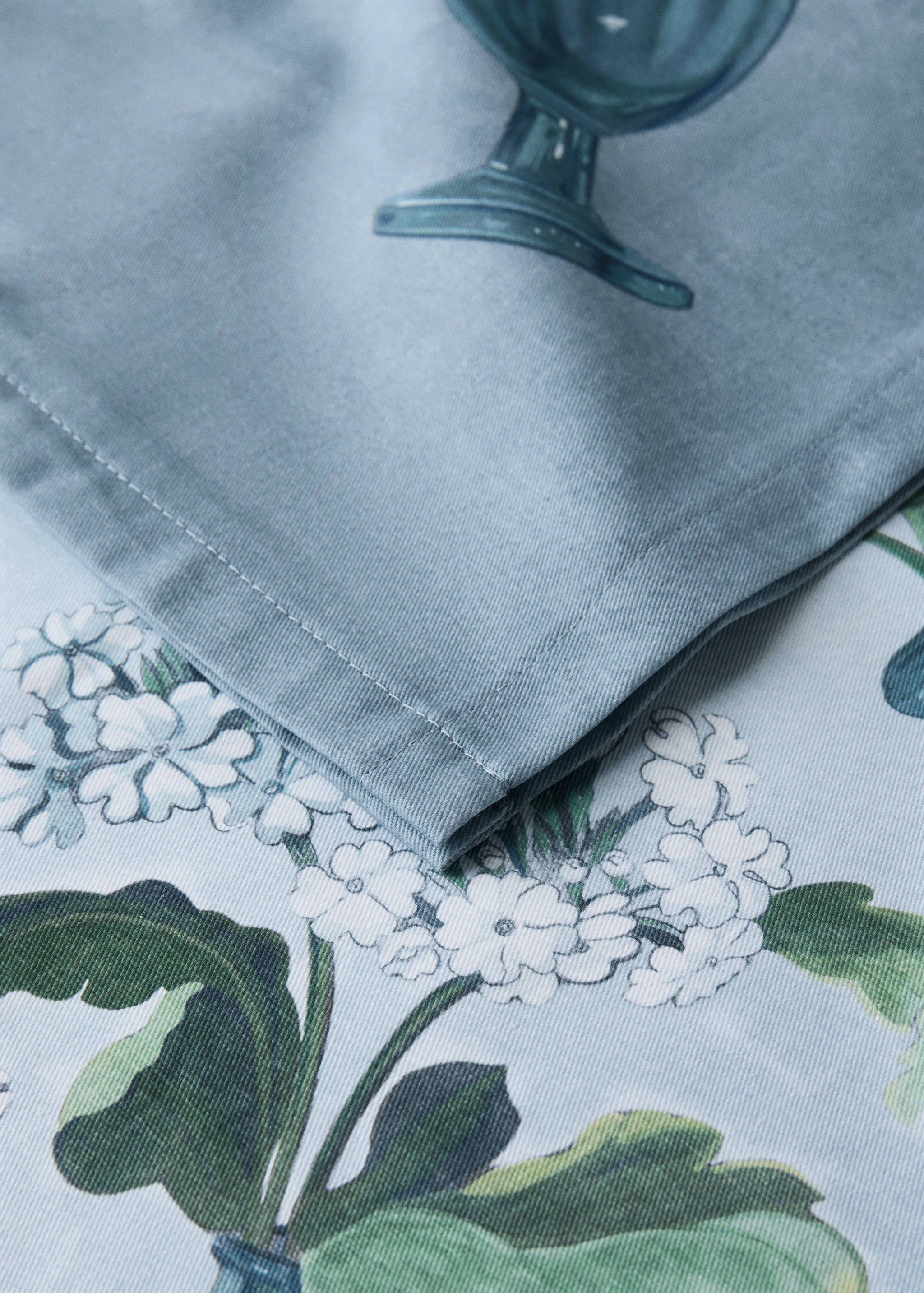 Round tablecloth with spring flower vases - Details of the article 1