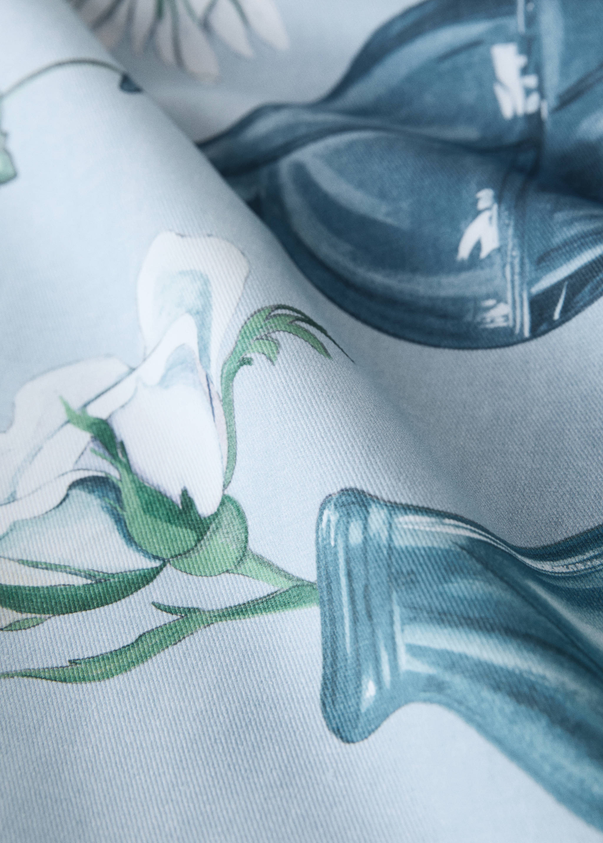 Round tablecloth with spring flower vases - Details of the article 2